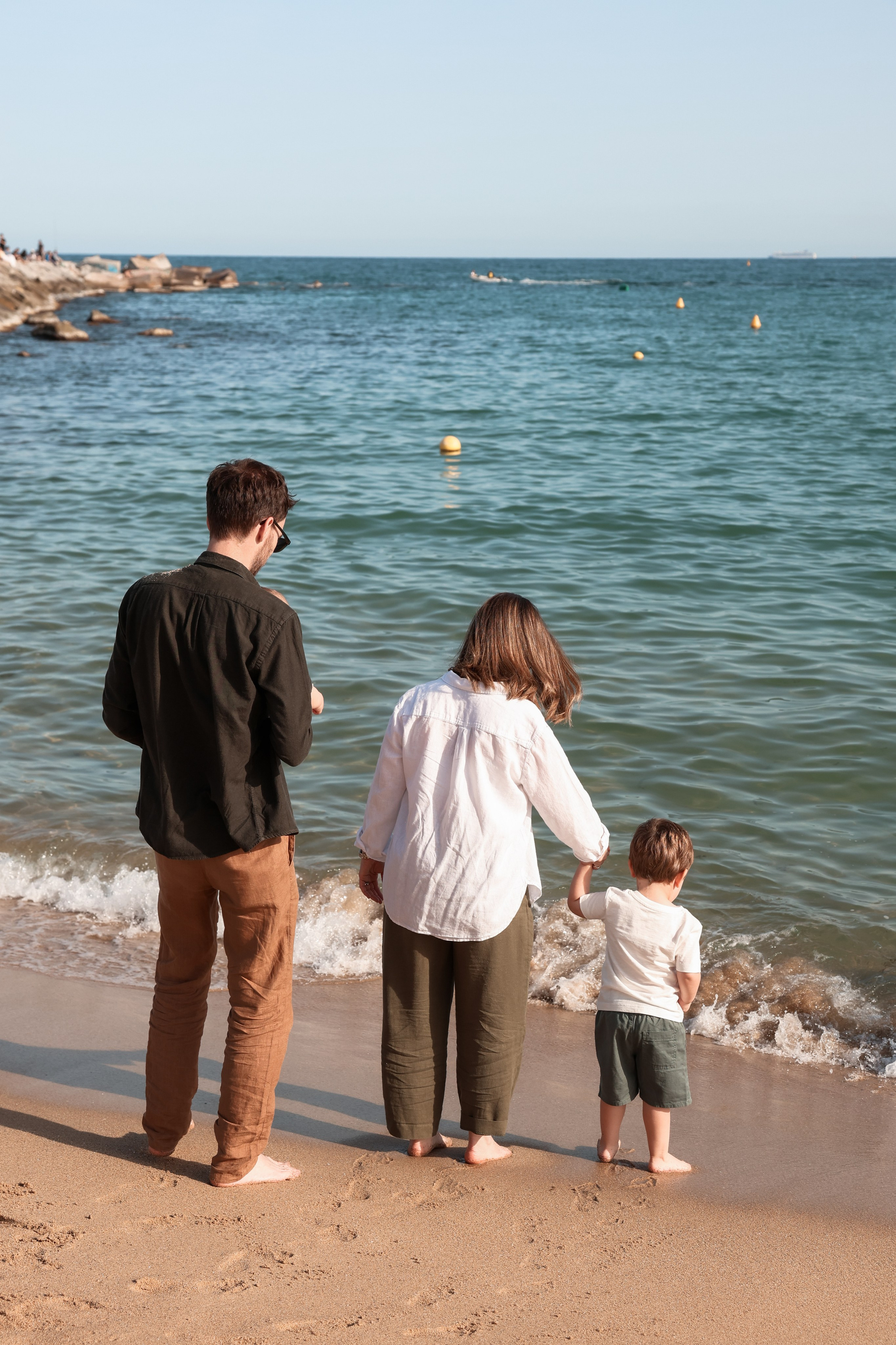 Family pizza at the sea. Natalia Zhuravleva|family, newborn, maternity photographer in Barcelona