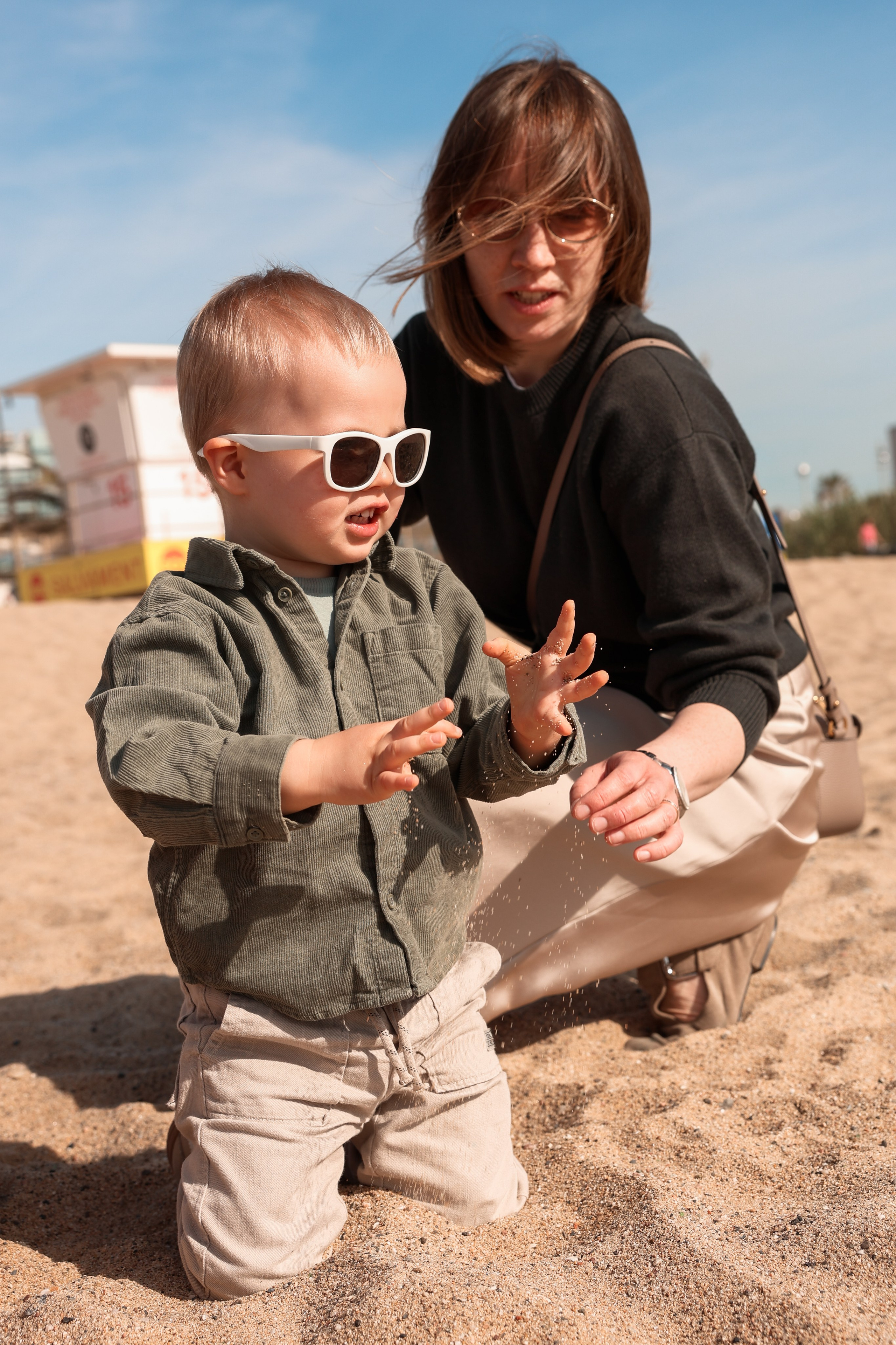 Seashore with a toddler. Natalia Zhuravleva|family, newborn, maternity photographer in Barcelona