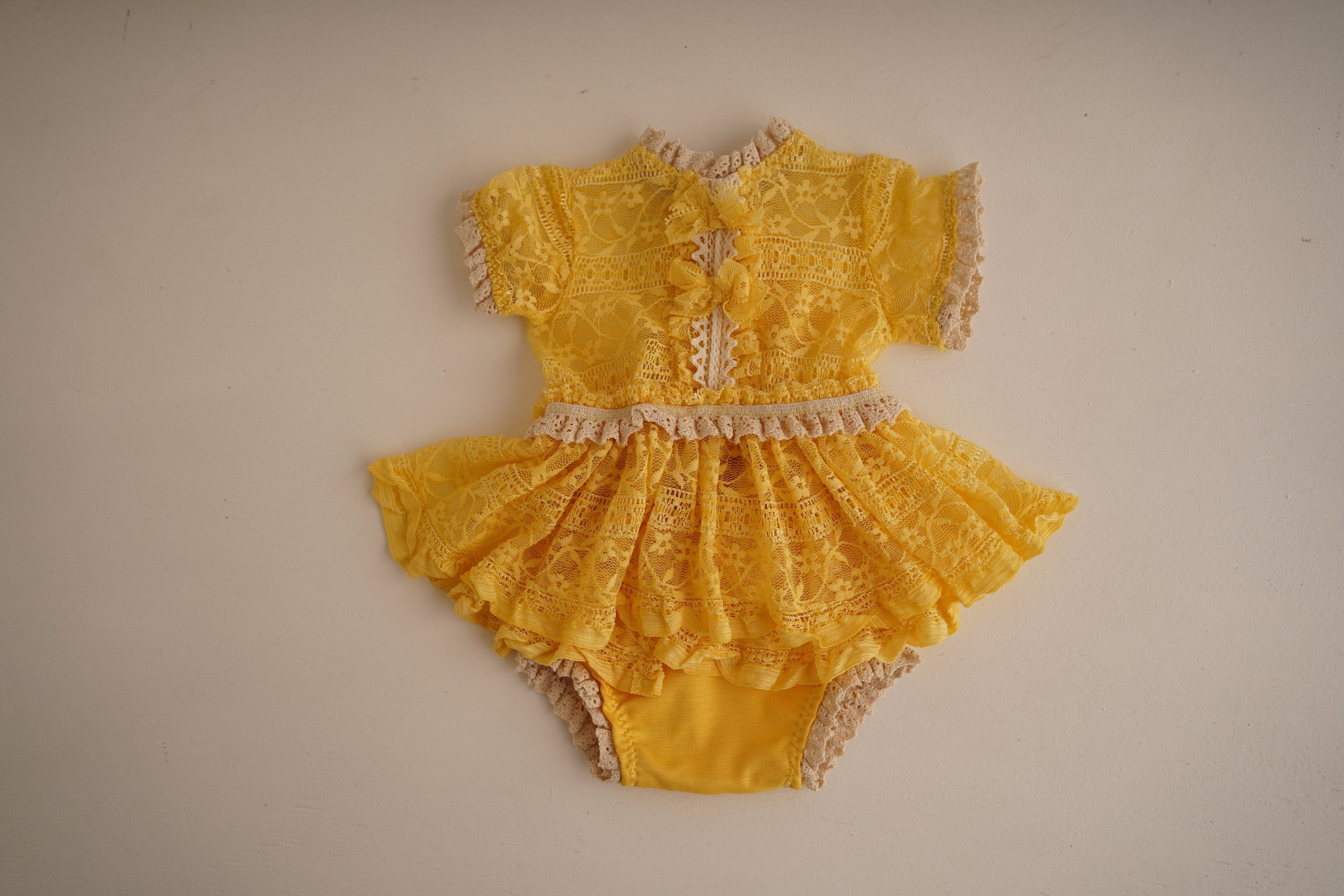 С рождения до двух месяцев. В комплекте трусики, чепчик и повязки