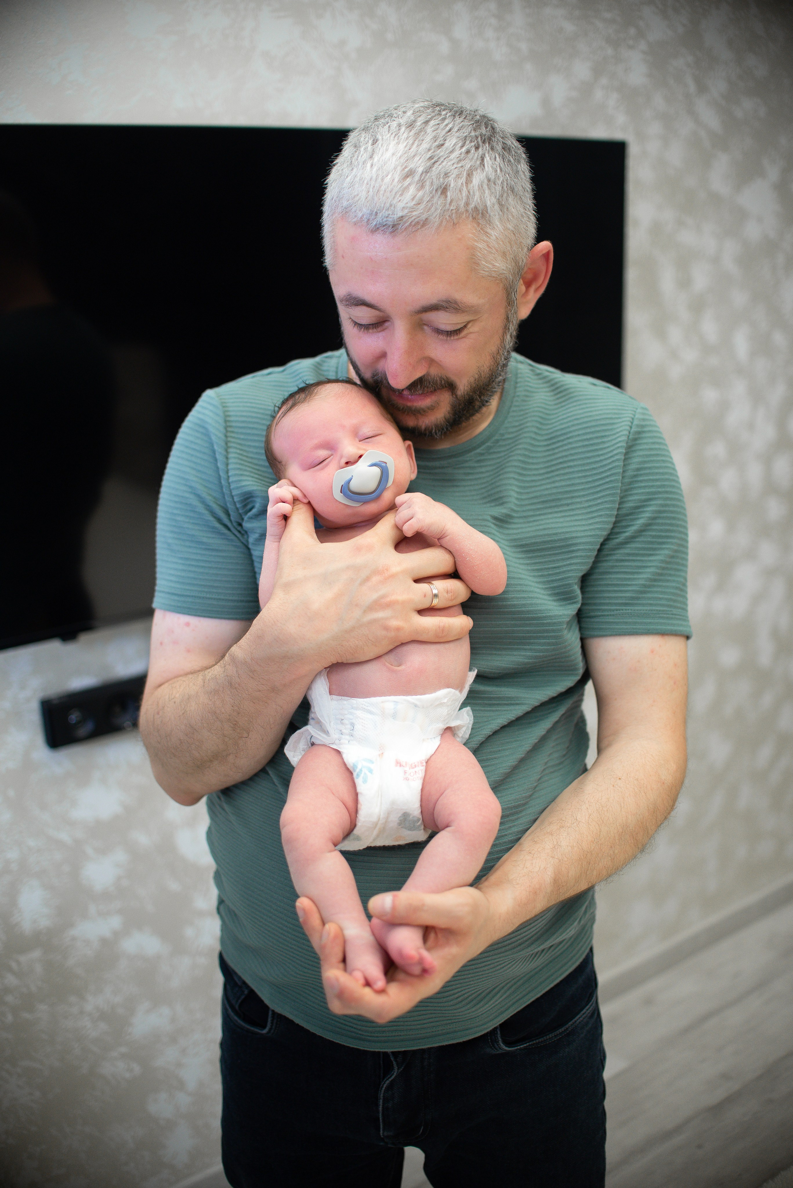 Крошка Манэ дома с родителями. Семейный фотограф на выписку из роддома и крещение Минск Настя Гришук