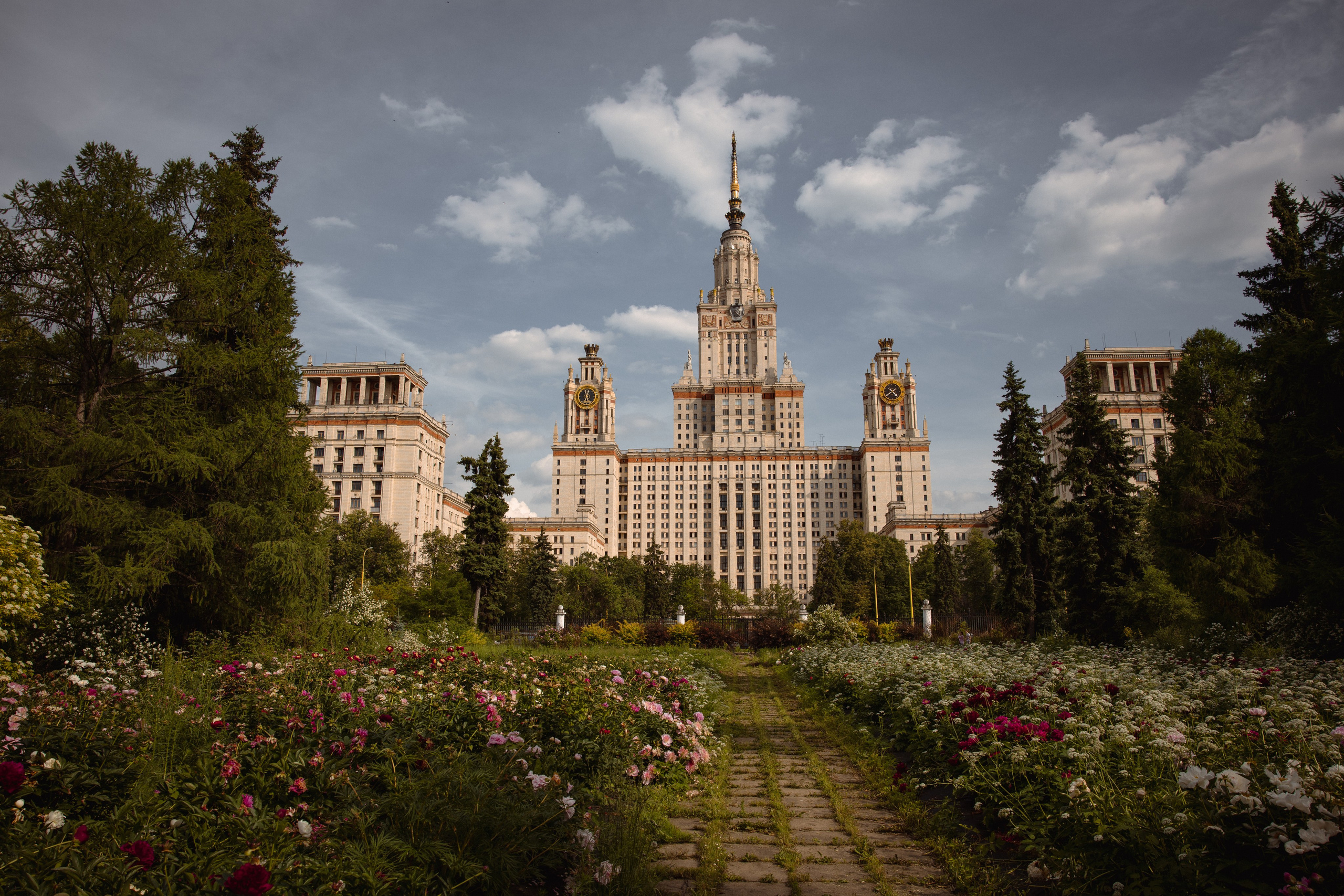 Настя с сыном у Alma-Mater. Ваш семейный newborn и lifestyle фотограф в СПБ Наталья Журавлева