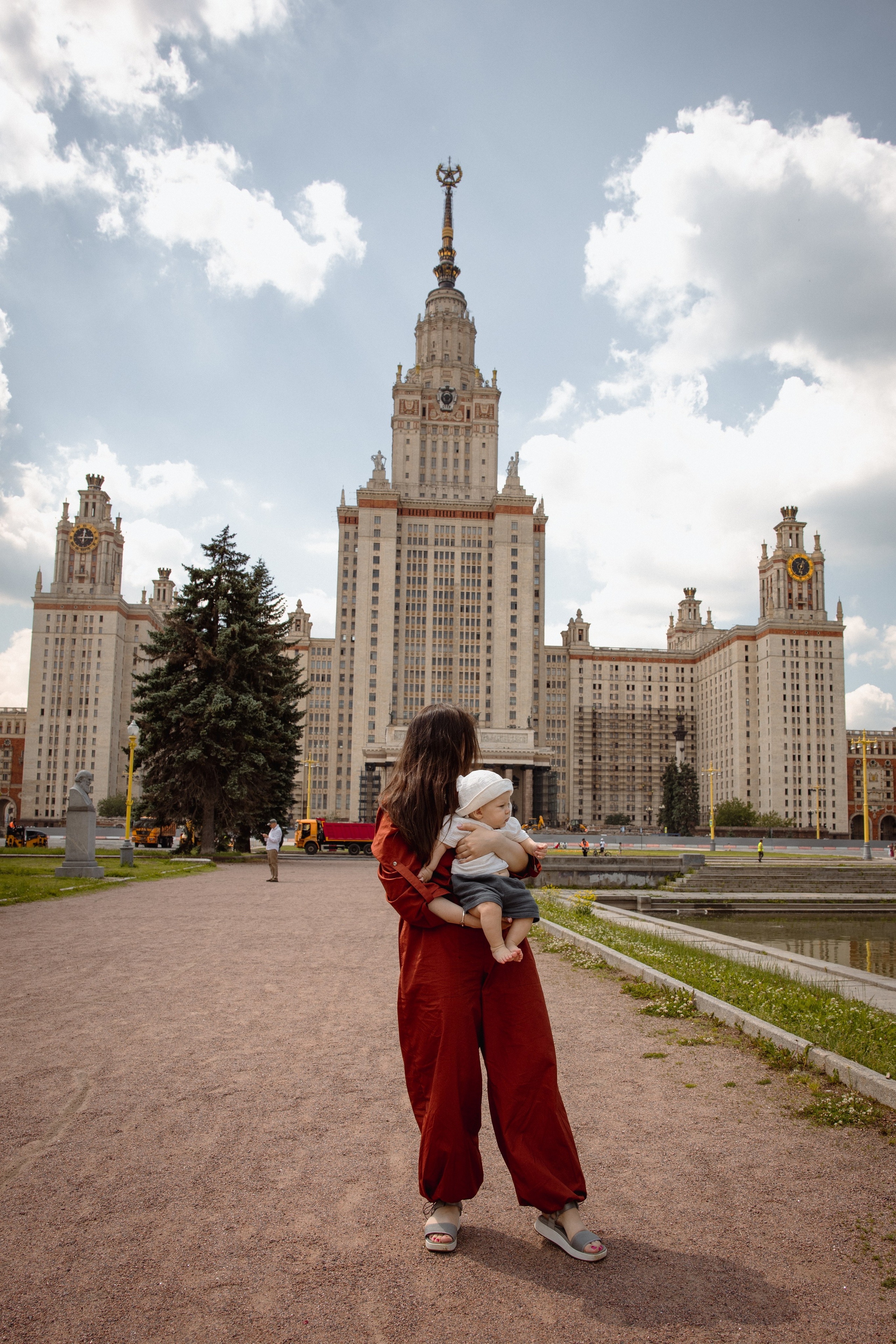 Настя с сыном у Alma-Mater. Ваш семейный newborn и lifestyle фотограф в СПБ Наталья Журавлева