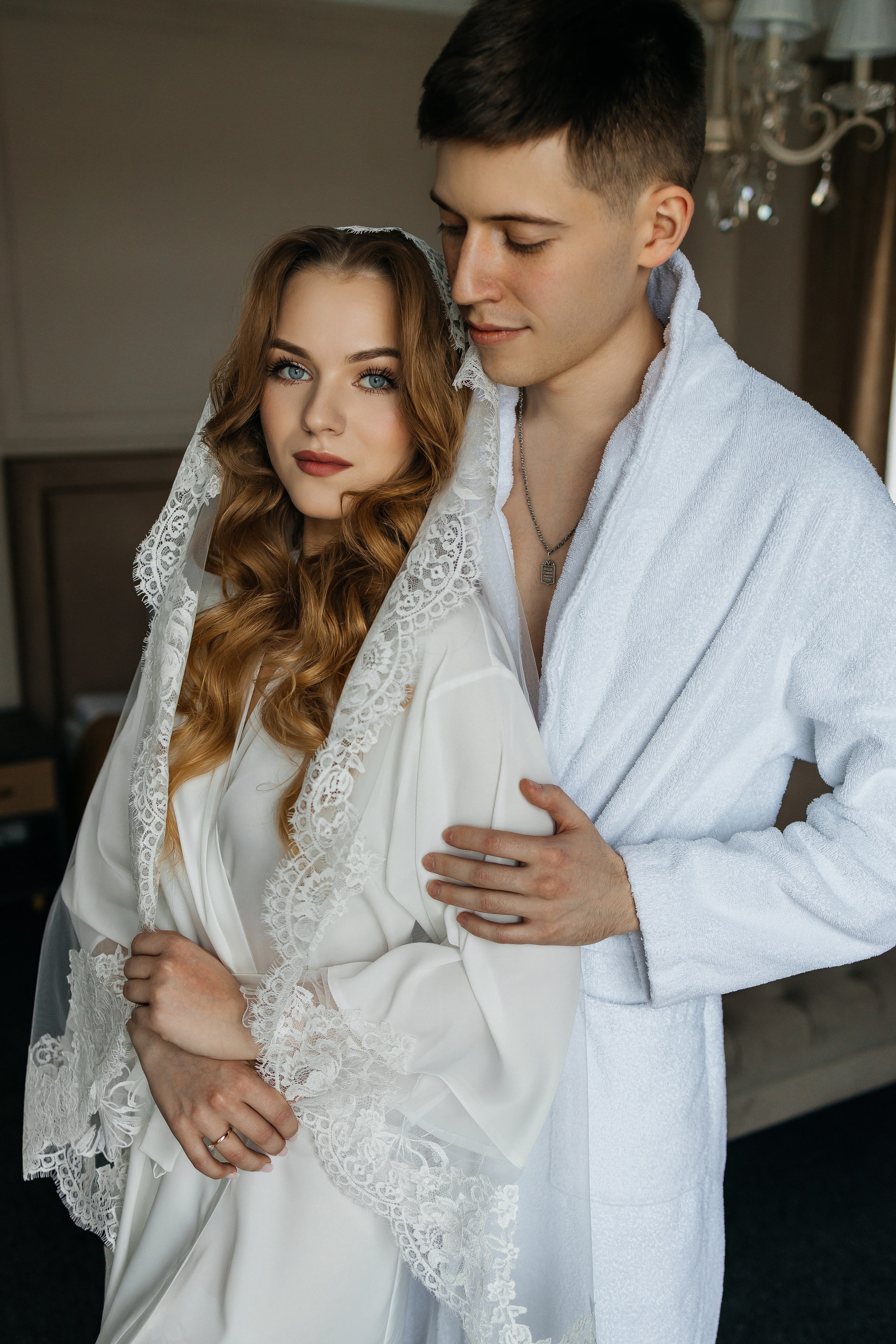 Роскошное утро пары в номере отеля. Олег Сверчков | Свадебный фотограф Вологда