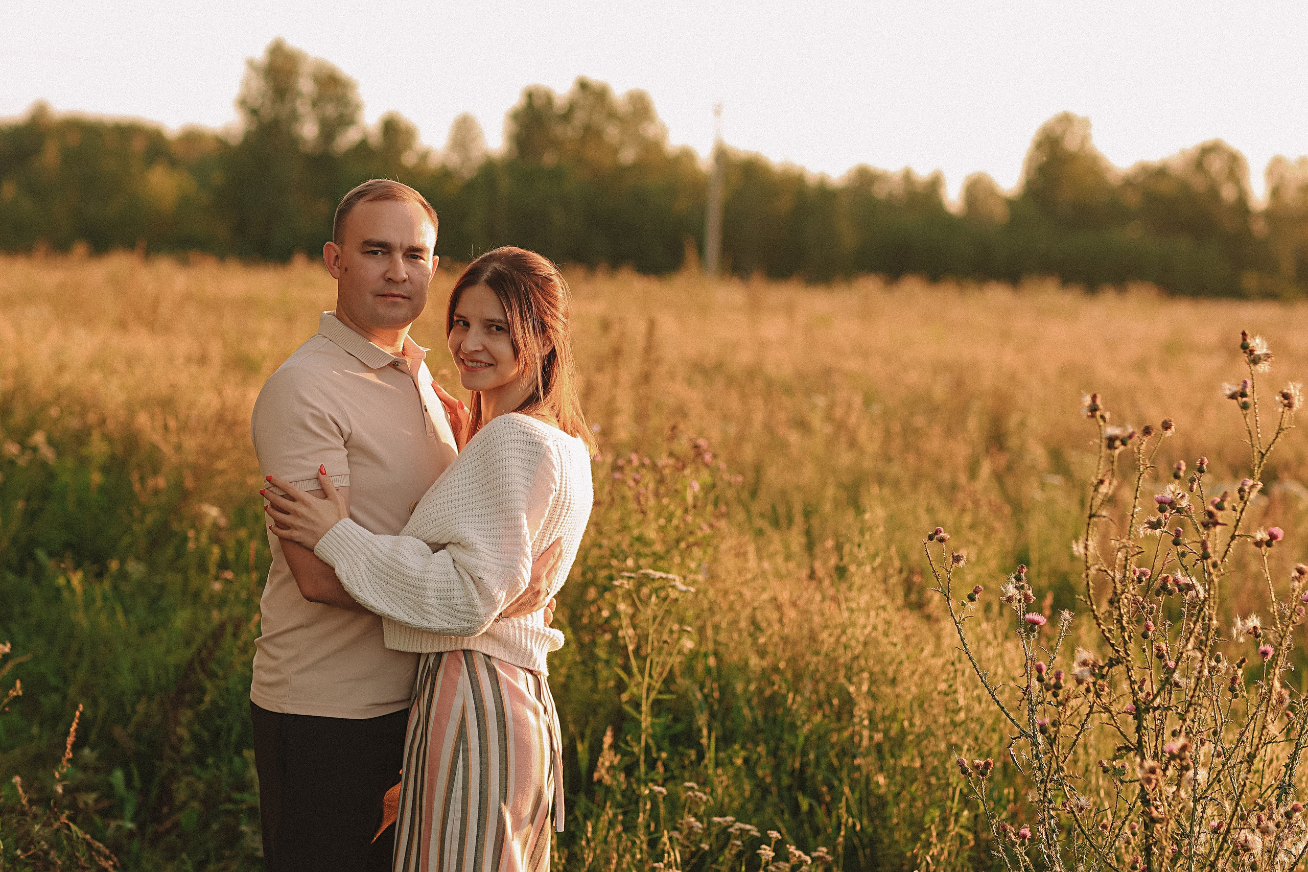 Поле love story на закате. Семейный фотограф Тюмень, фотограф на роды Салмина Мария