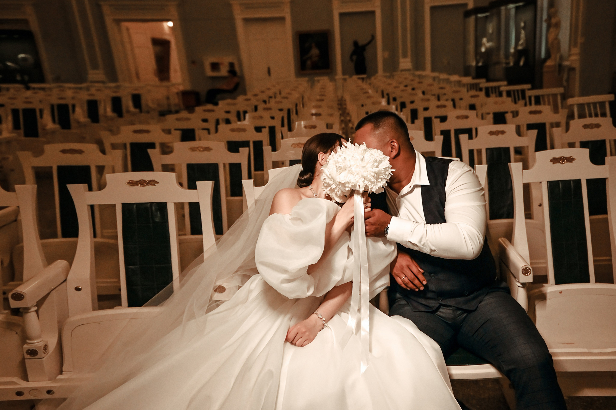 Небольшая свадебная серия в музее и прогулкой под дождем Эльмиры и Ризата. Свадебный, семейный, детский, контент фотограф в Омске Максим Ильин