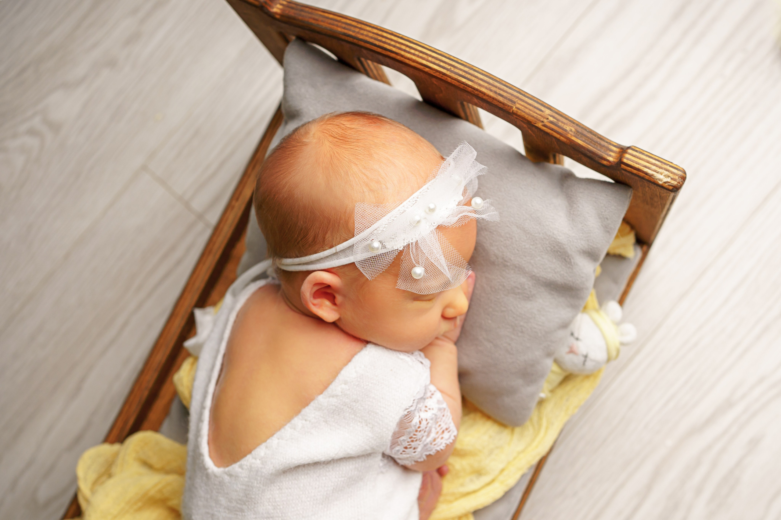 Весь реквизит привожу с собой, могу только задействовать ваш пол)