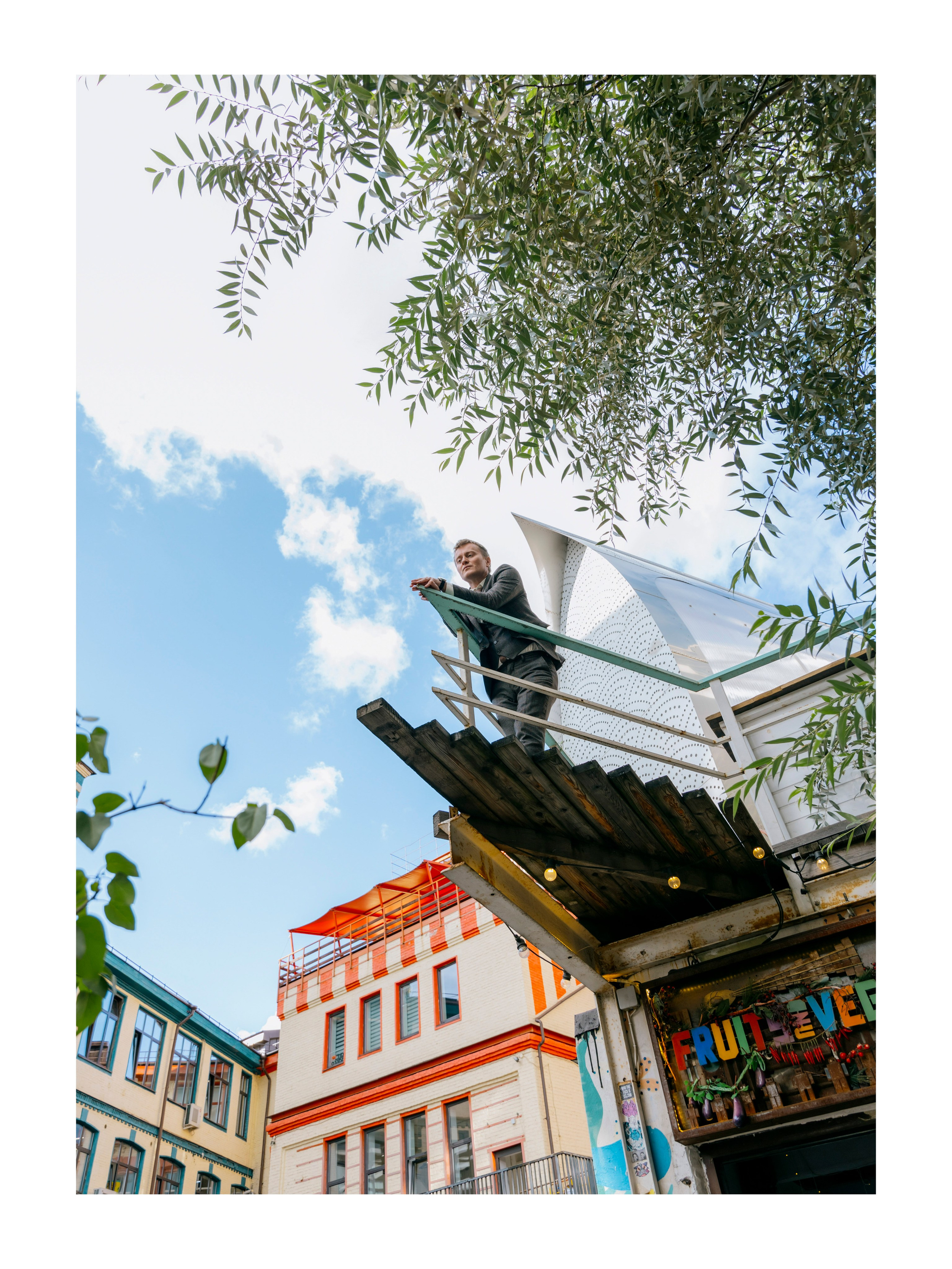 мужчина на необычном балконе