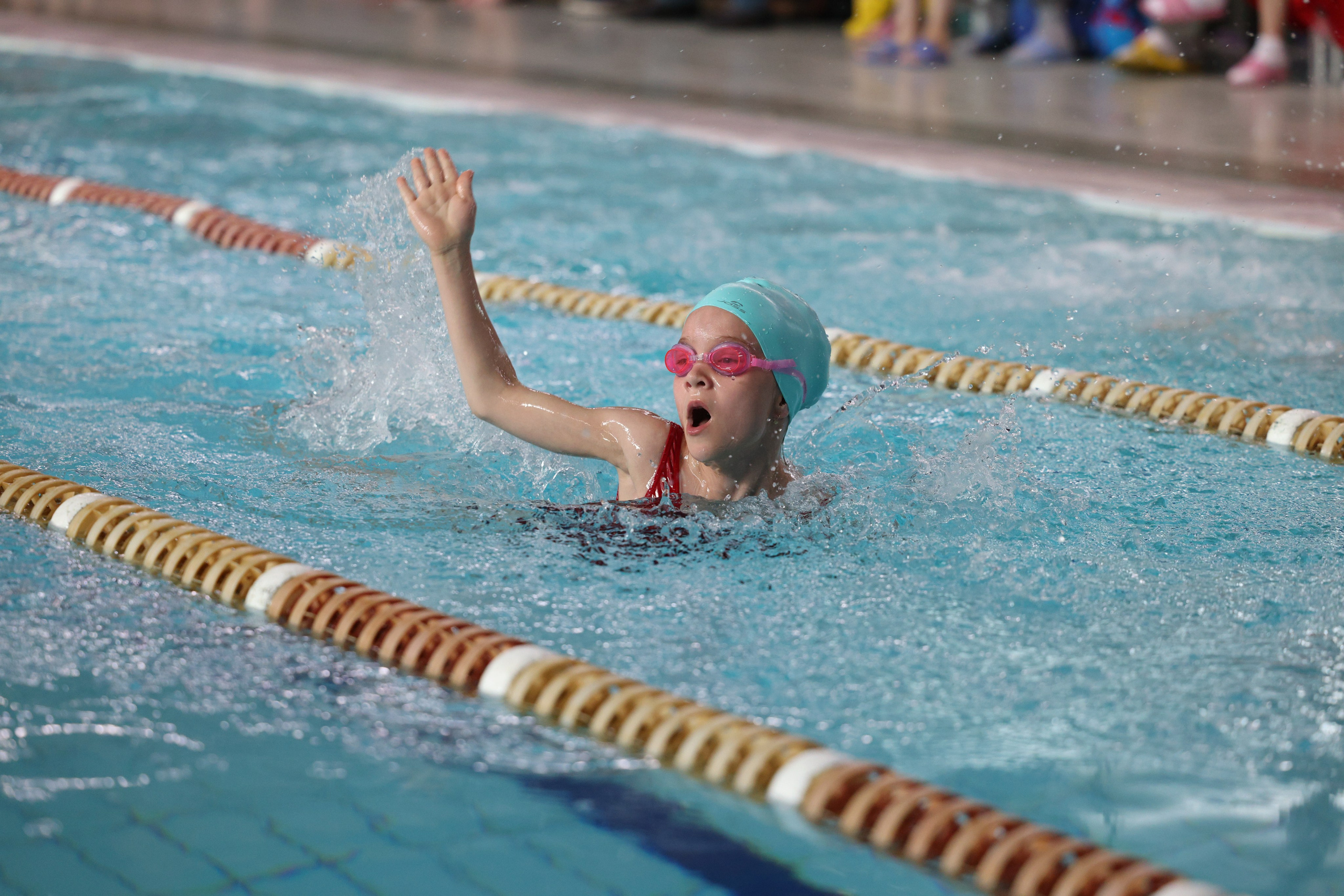 Веселый дельфин. Плавание. Дети 8-9 лет. Фотограф Александр Заломаев