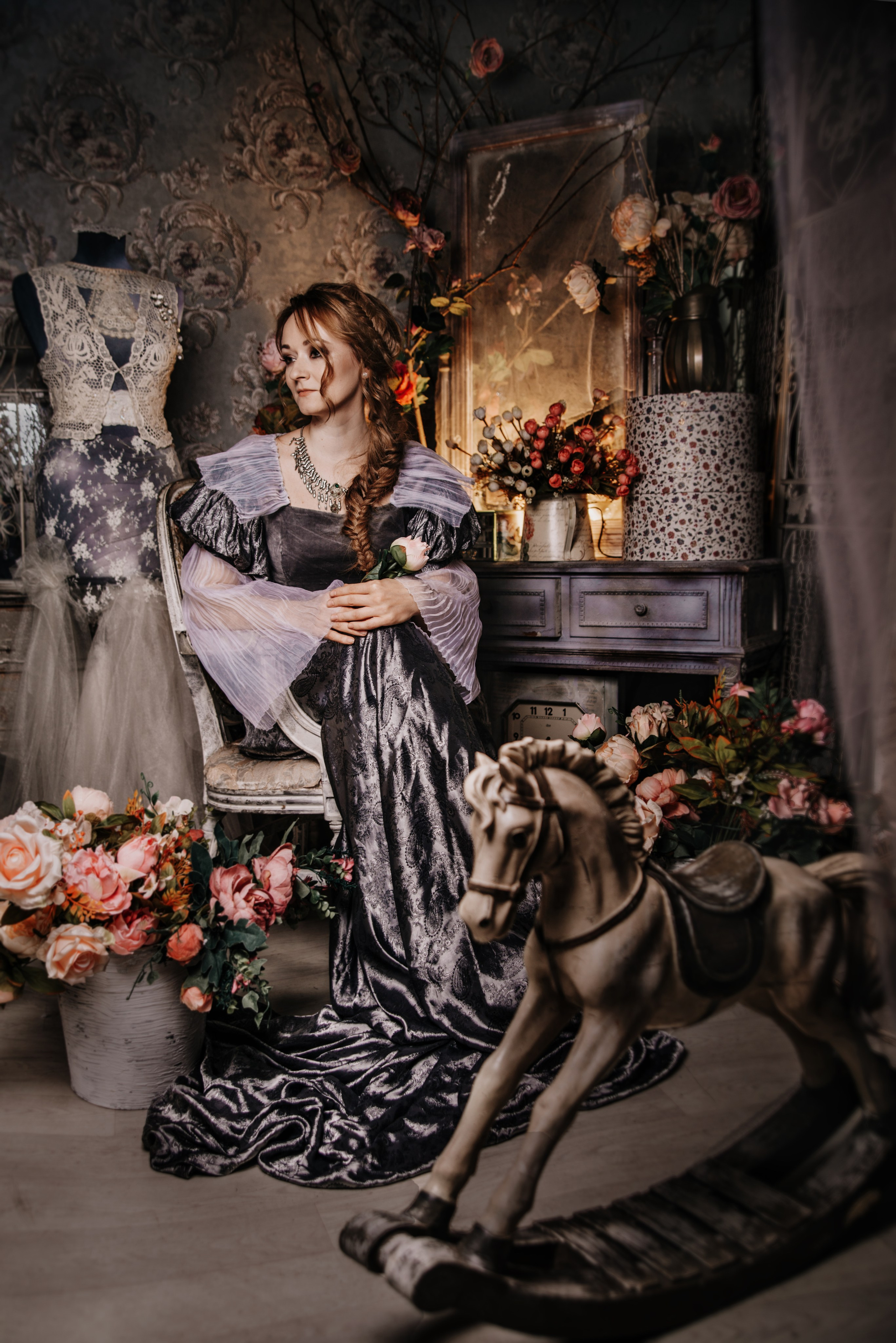 Сказочная фотосессия девушки в детской в ретро стиле