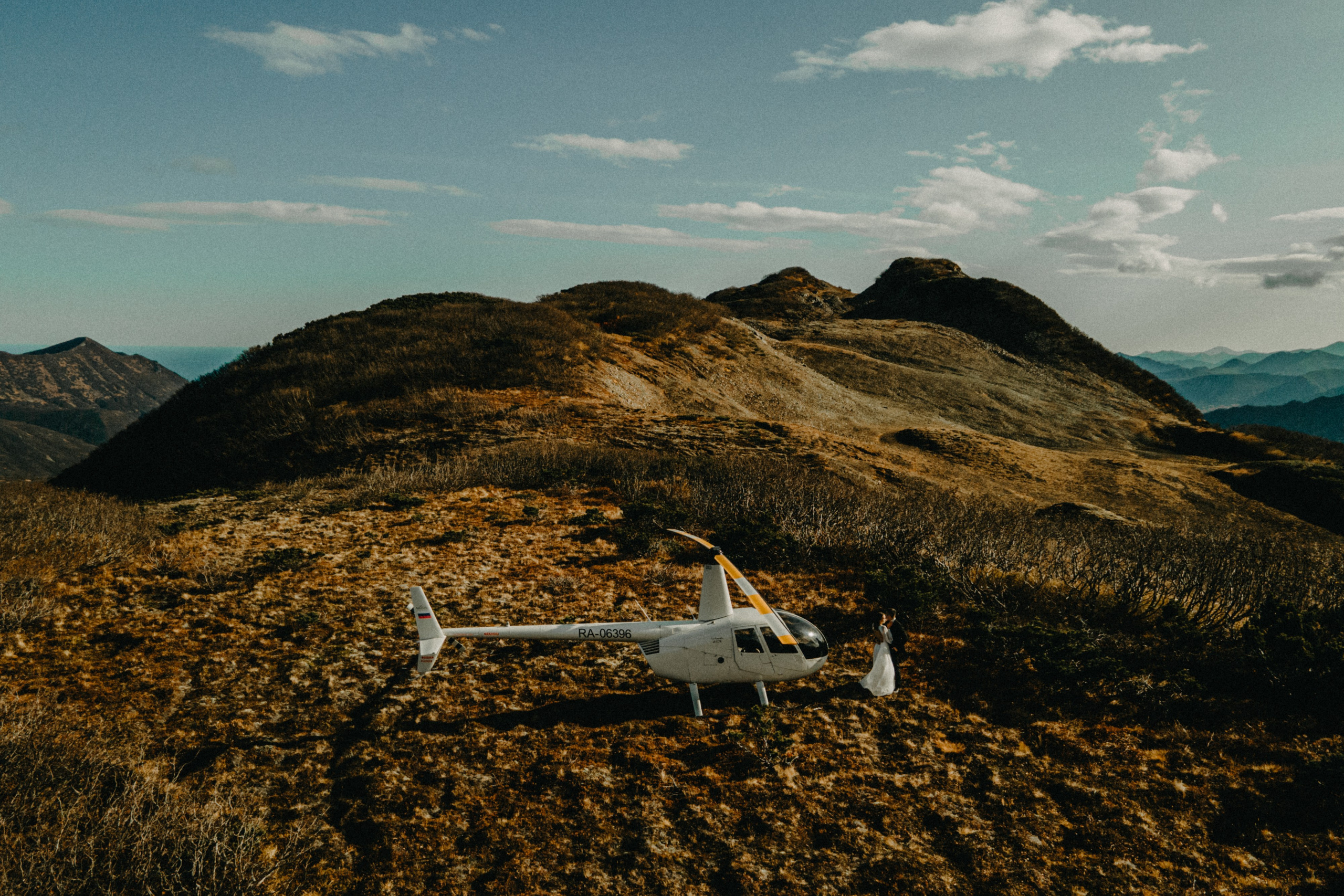 Вертолетный полет Бухта Жировая. Свадебное фото и видео на Камчатке. Туристические маршруты