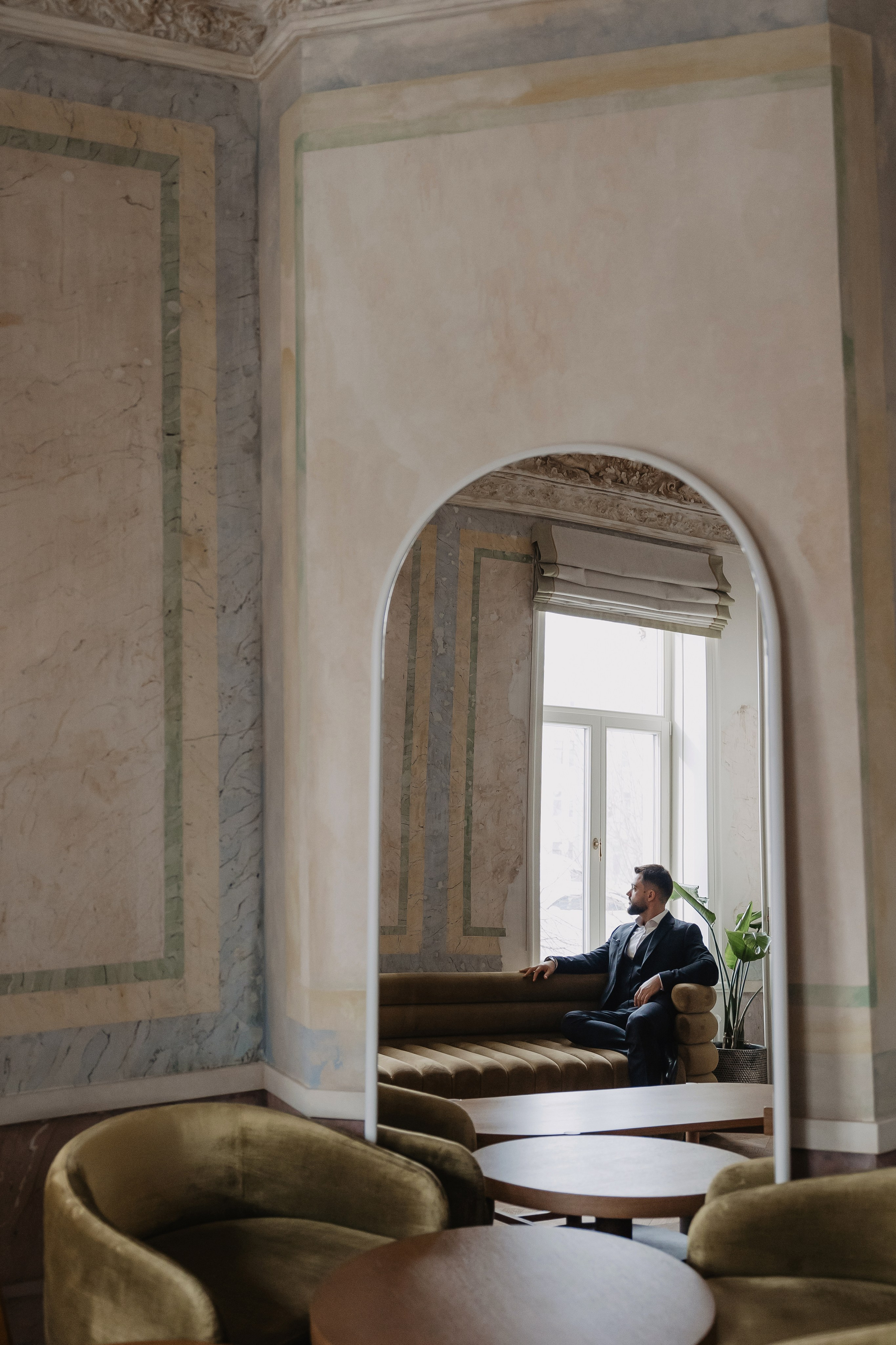 сборы жениха в отеле Twelve Reasons в Москве