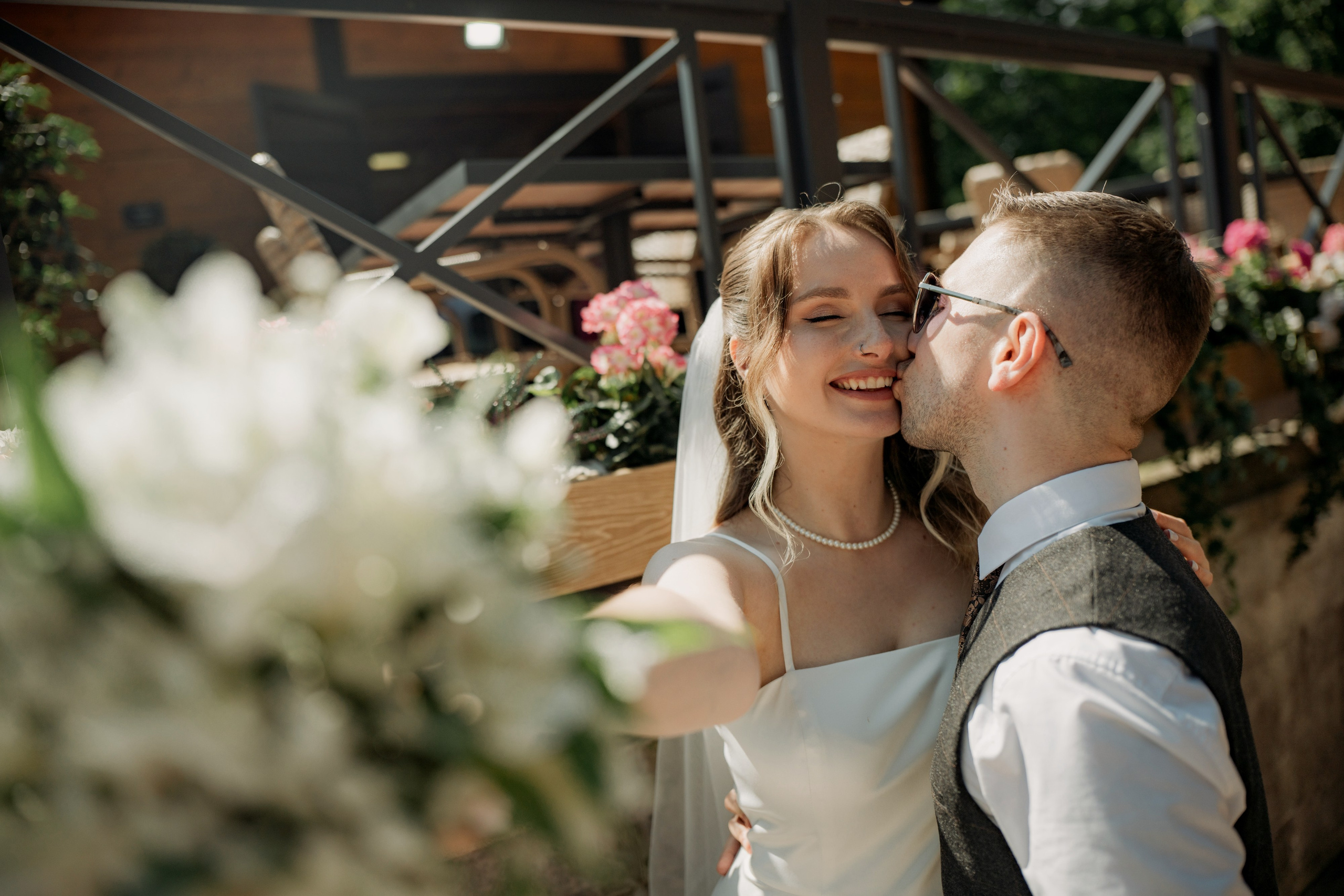 Красивые места для свадебной фотосессии летом в Санкт-Петербурге. Свадебный фотограф Александр Невский в Санкт-Петербурге