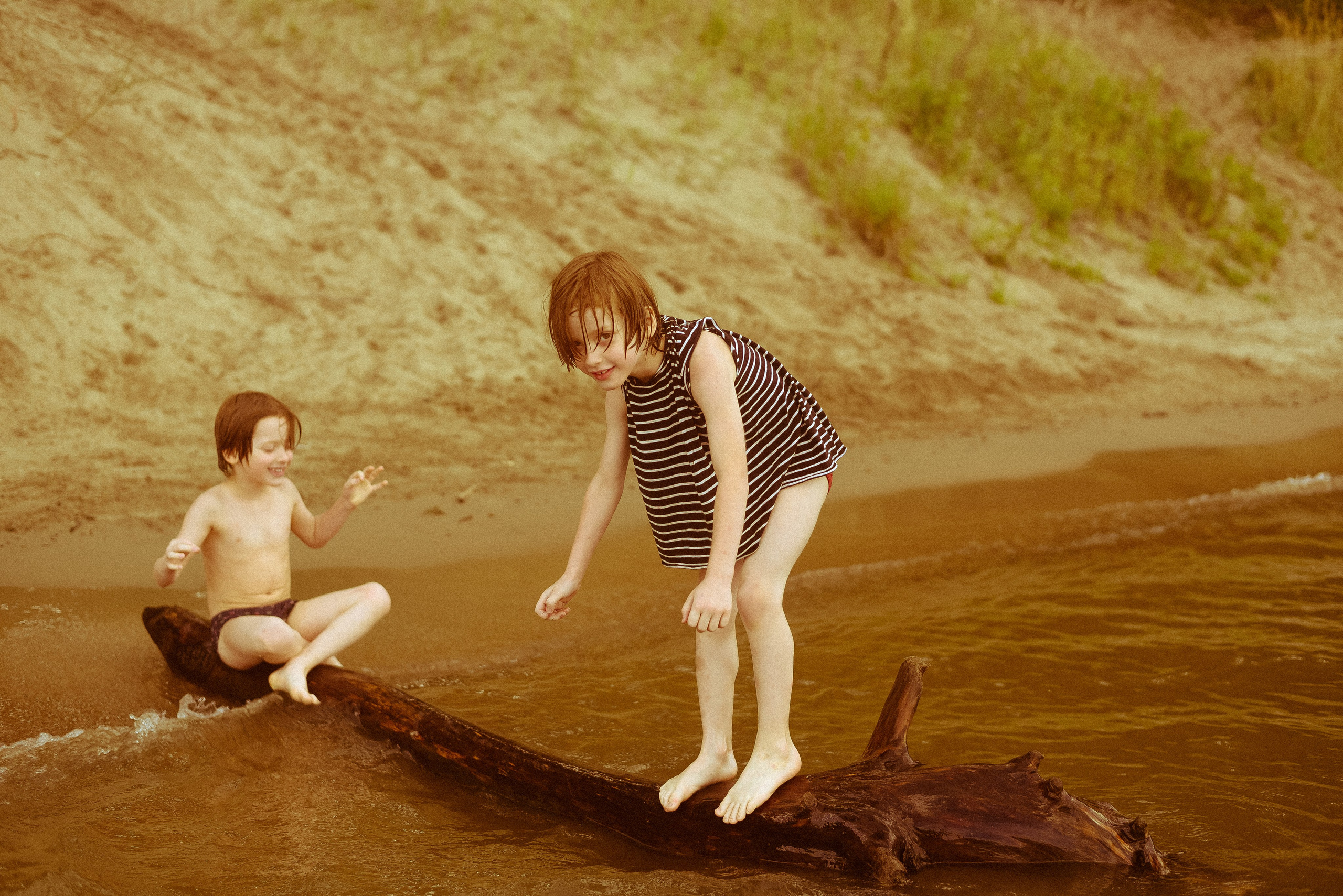 Берег, рак и капибара. Детский и семейный фотограф в Новосибирске Саша Дорошенко