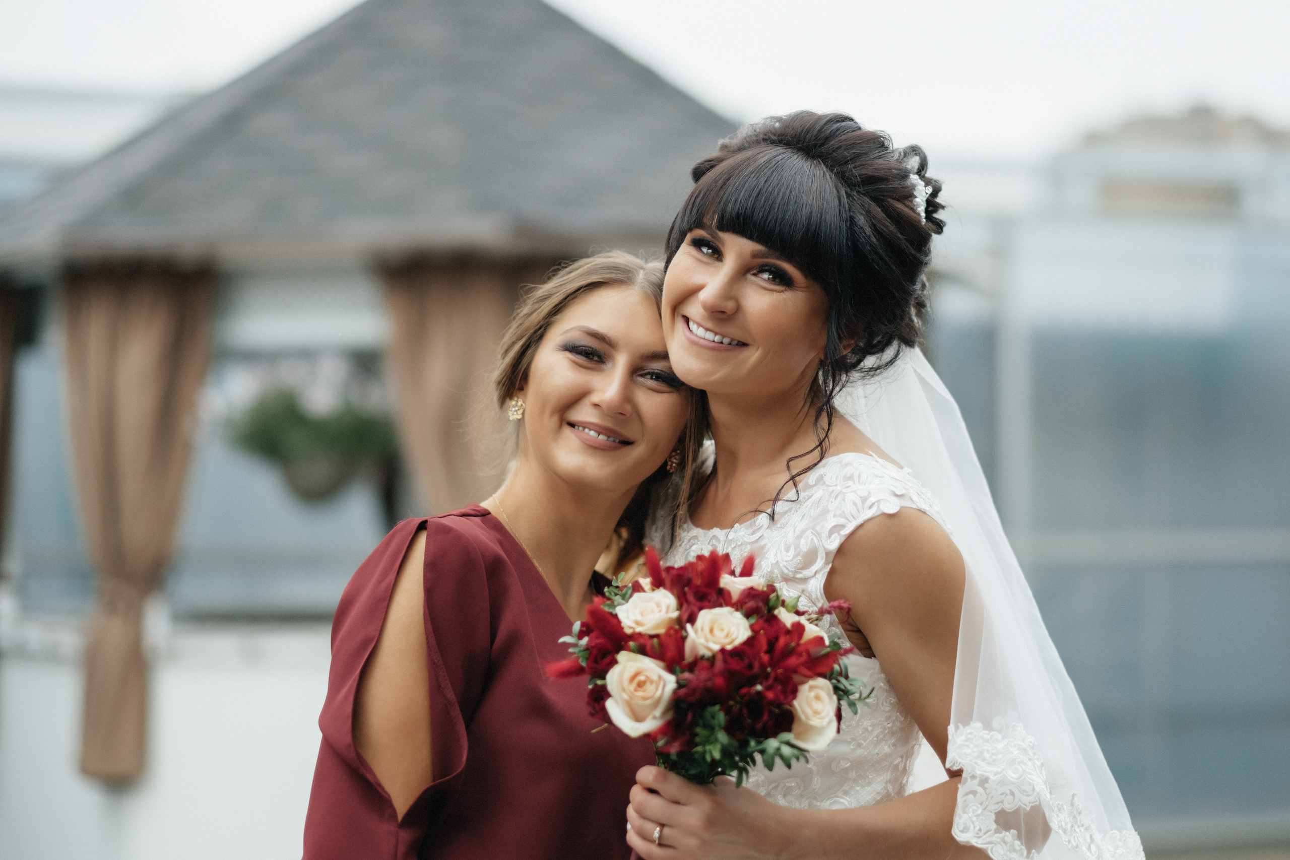 Невеста с подружкой в Чешском льве