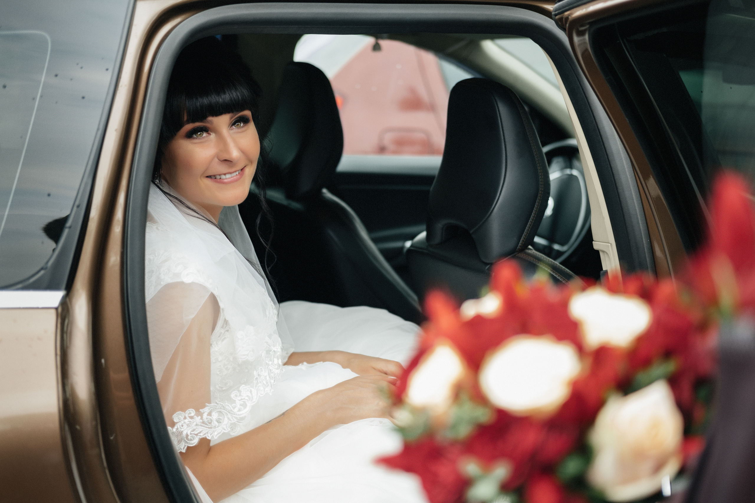 Жених ждет невесту у машины
