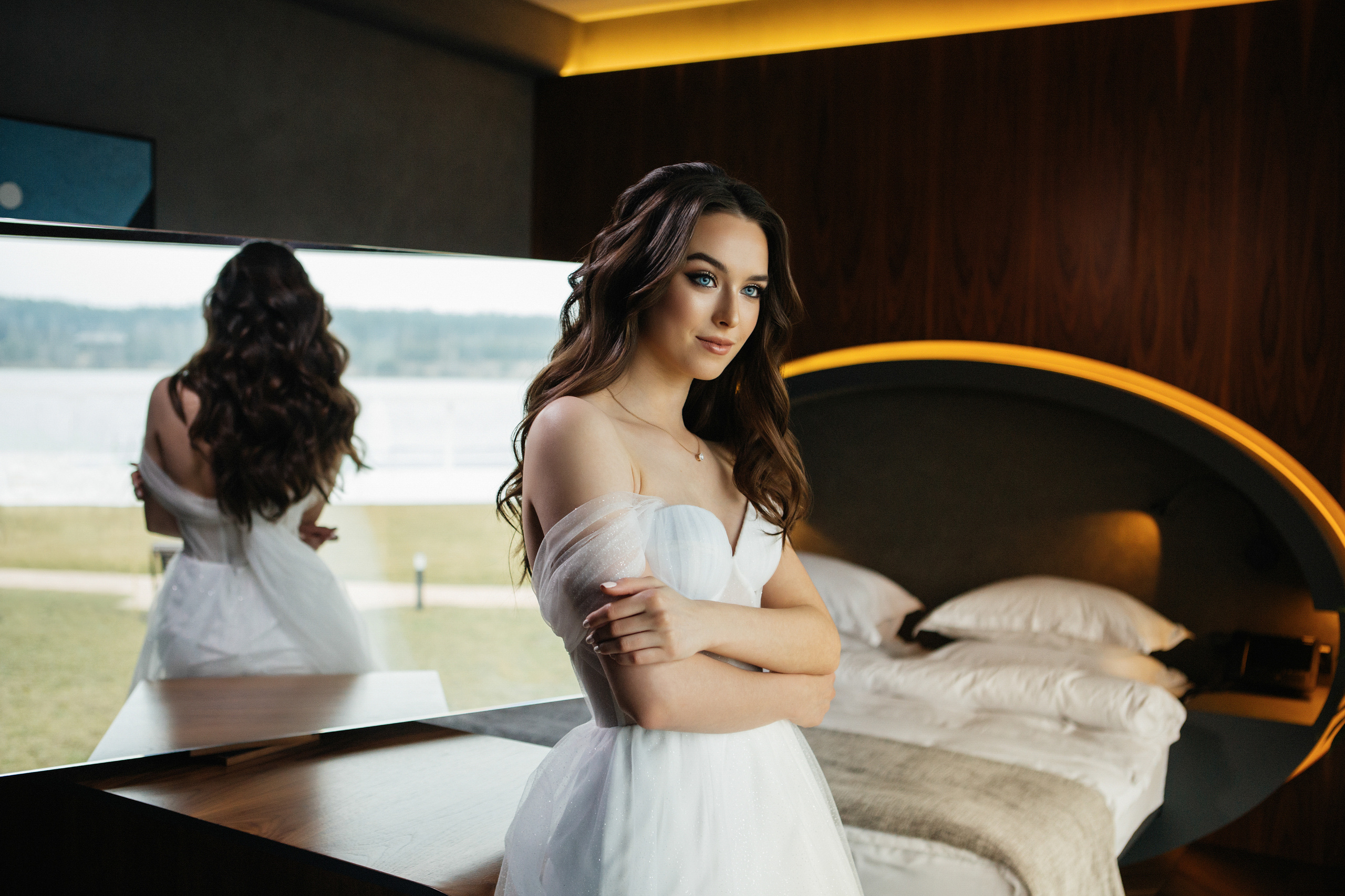 Свадебные фотографии невесты у зеркала