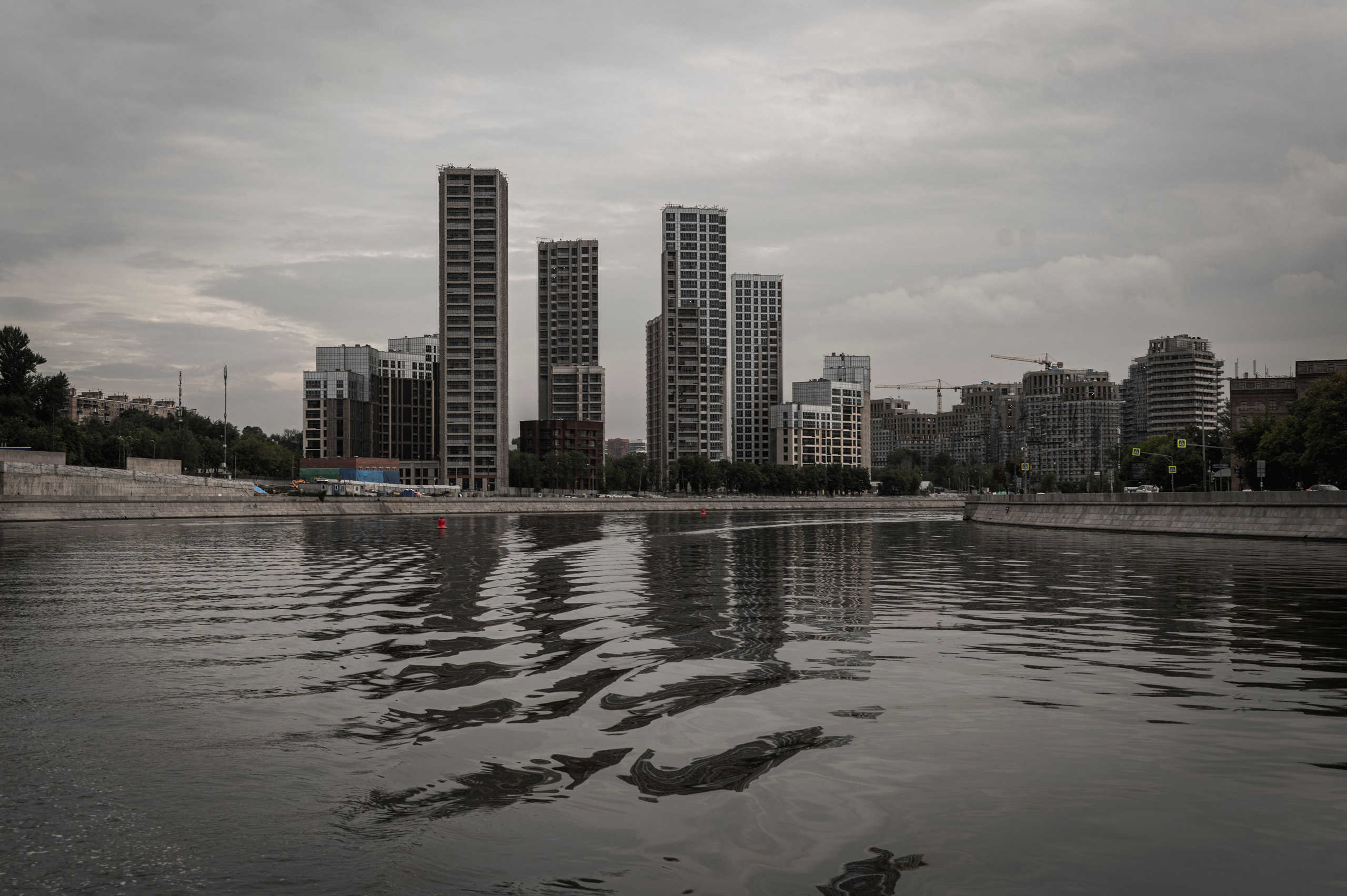 Москва-река. Лето. Яхта. Фотограф Роман Адлер