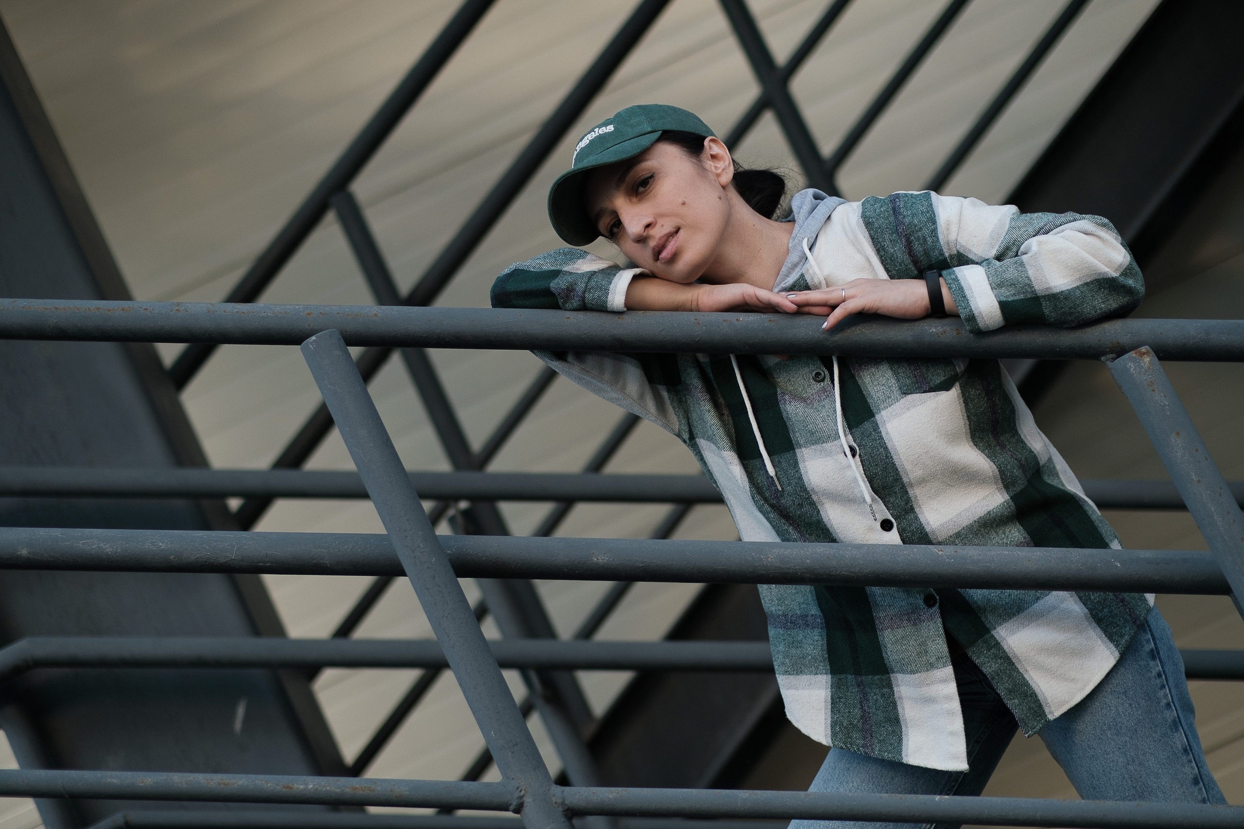 Зита Легоева фотосессия в Сокольниках, проникновенный взгляд на лестнице