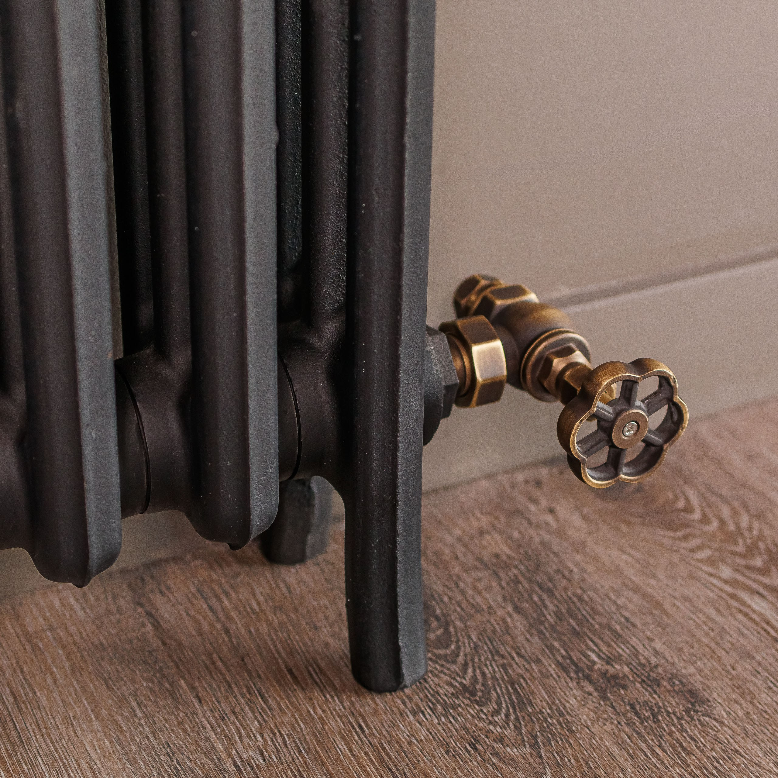 Предметные фотографии дизайнерских радиаторов отопления в стиле ретро