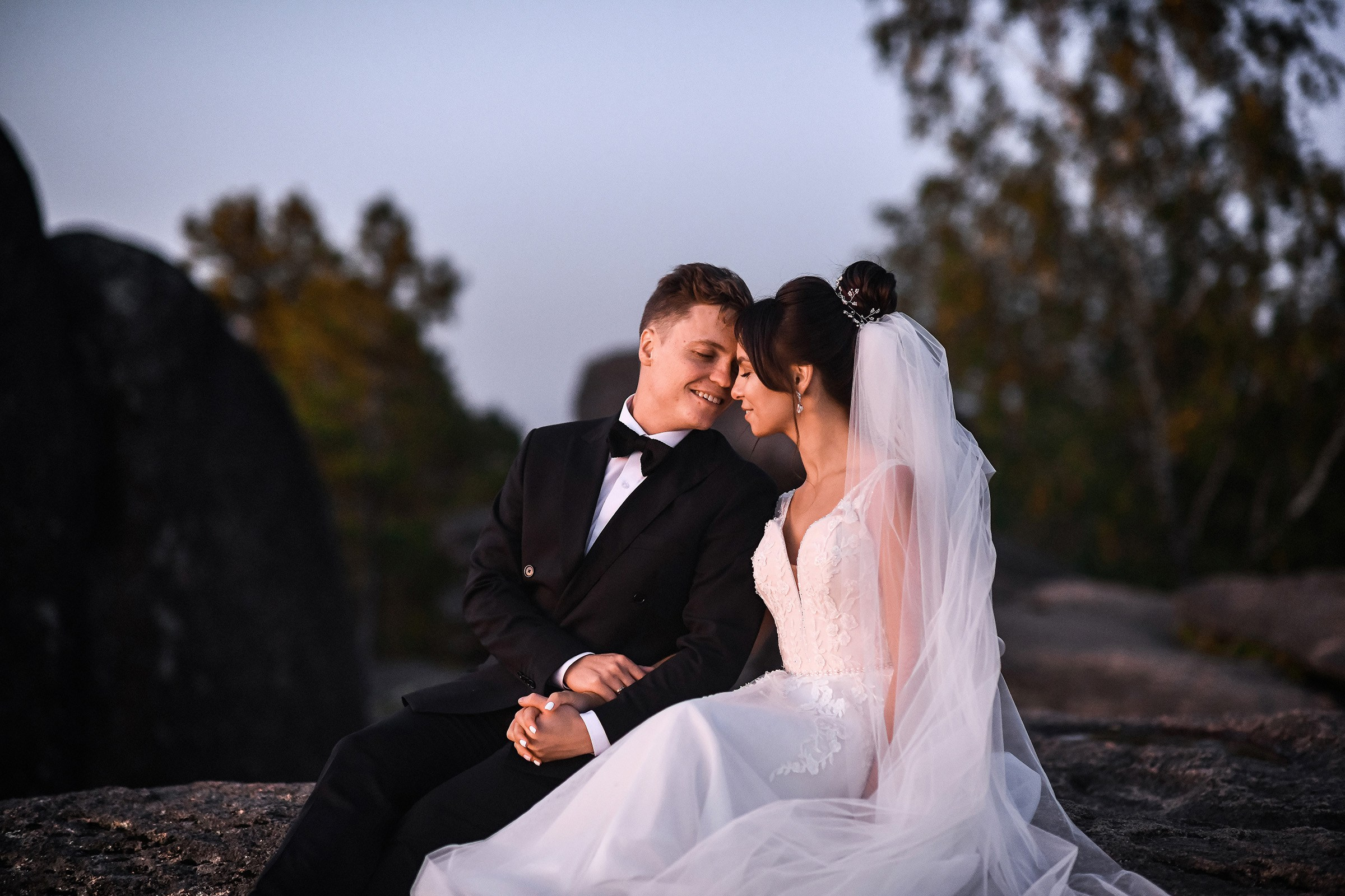 🌄 Демьян и Катя — свадьба в нацпарке "Столбы" | Веселый банкет и эпичные фото на скалах. 📸 Свадебный и семейный фотограф в Красноярске Тихомиров Евгений | 17 лет опыта | 800+ свадеб