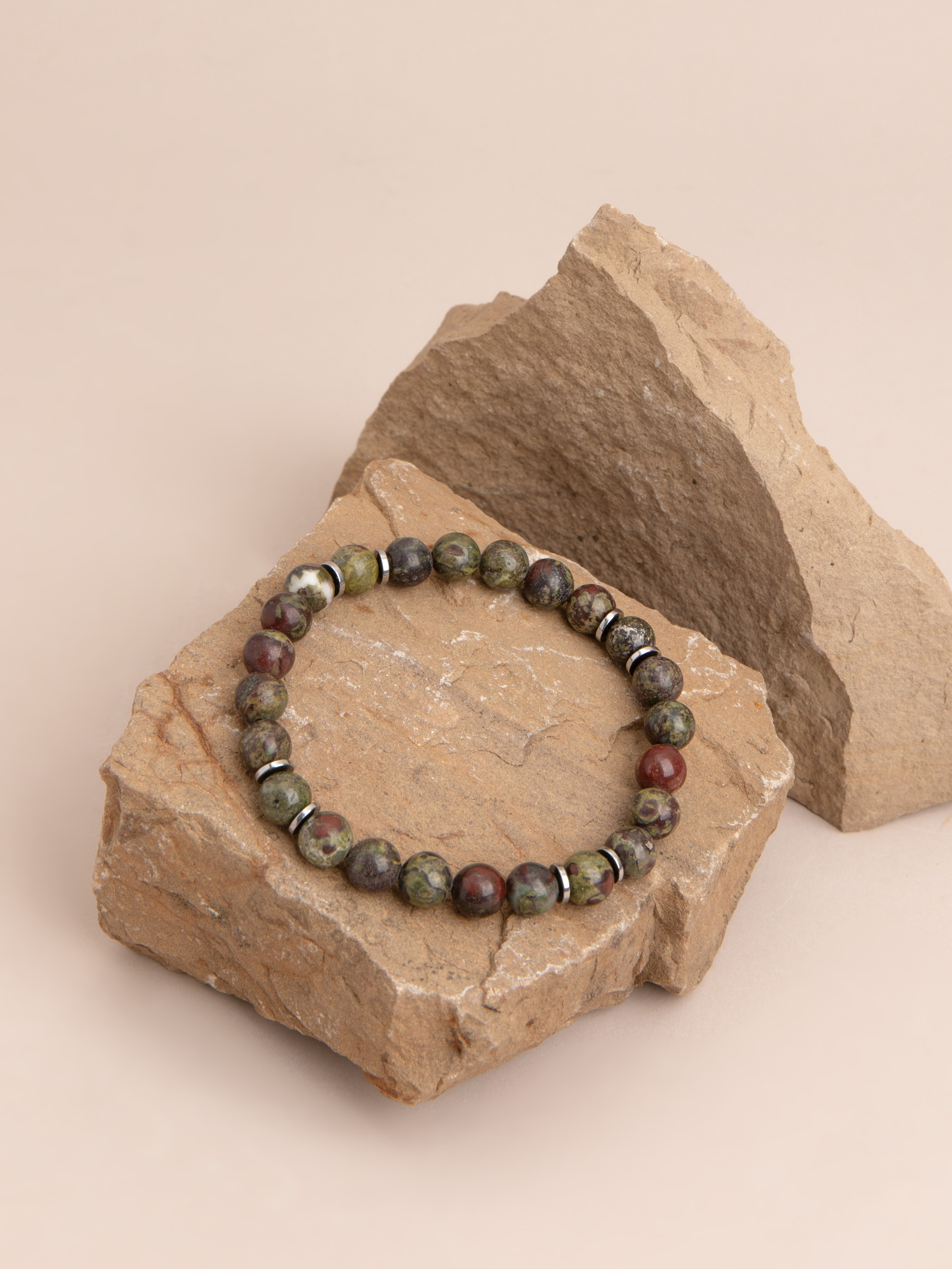 Браслеты ручной работы. Фотостудия предметной и модельной съёмки для маркетплейсов