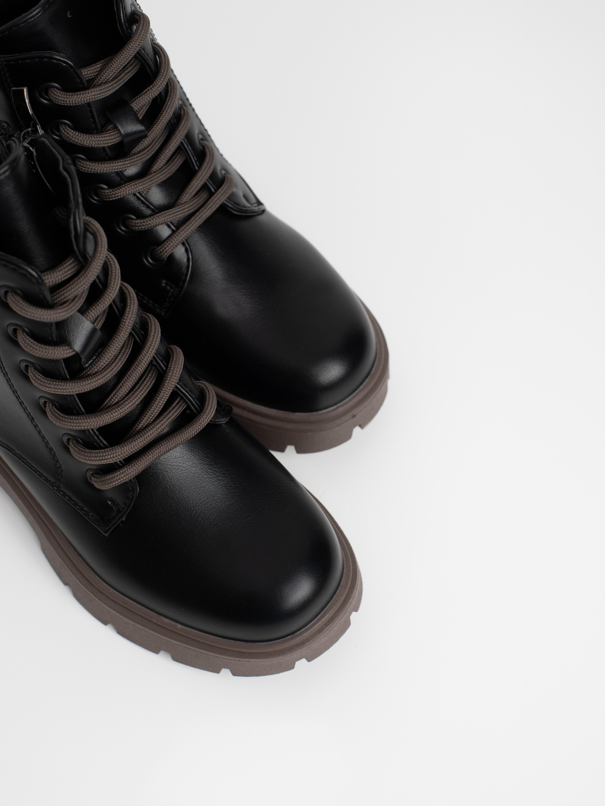 Ботинки для девочки. Фотостудия предметной и модельной съёмки для маркетплейсов