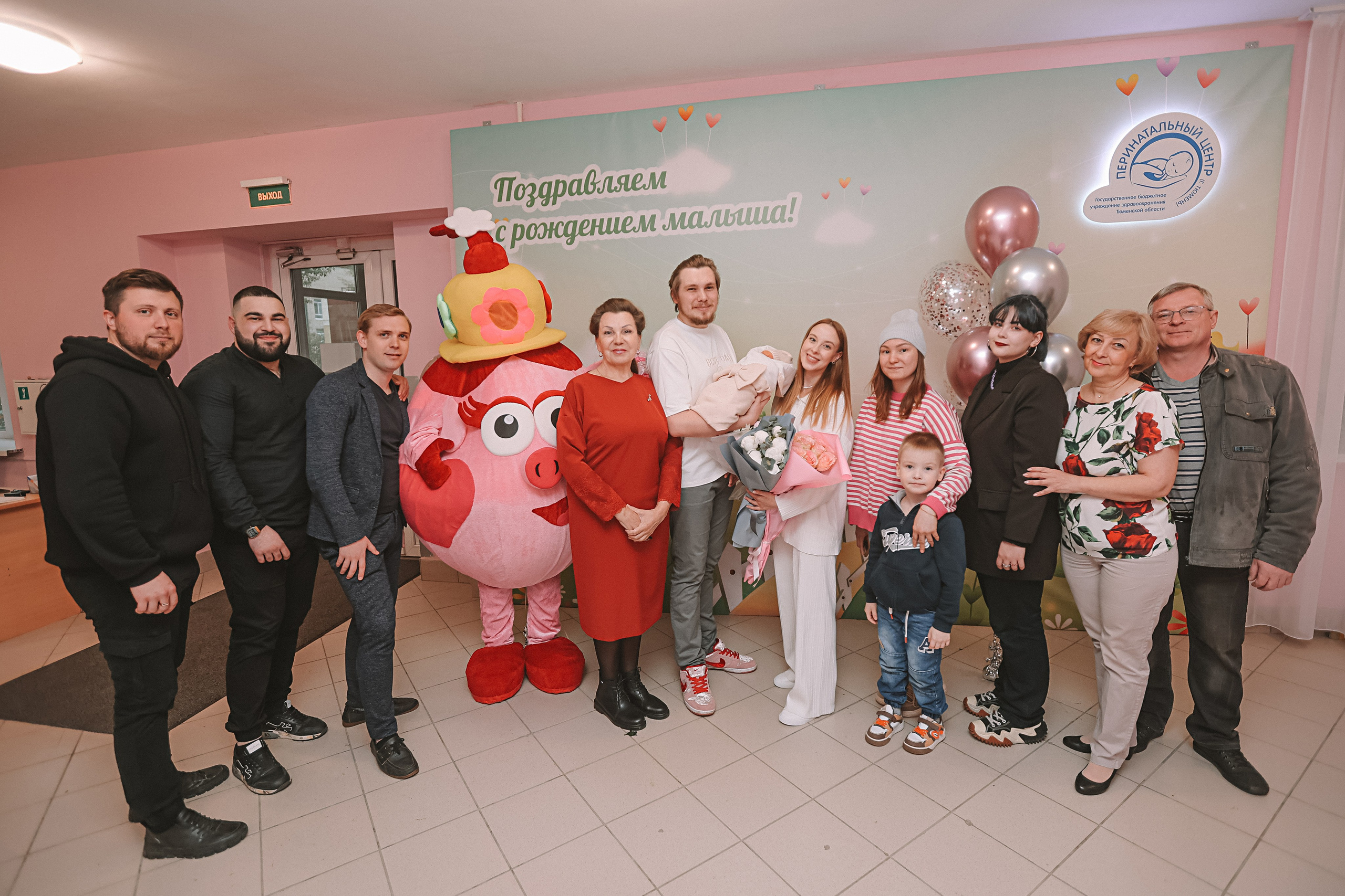 Выписка палата+внизу ПЦЭ. Семейный фотограф Тюмень, фотограф на роды Салмина Мария