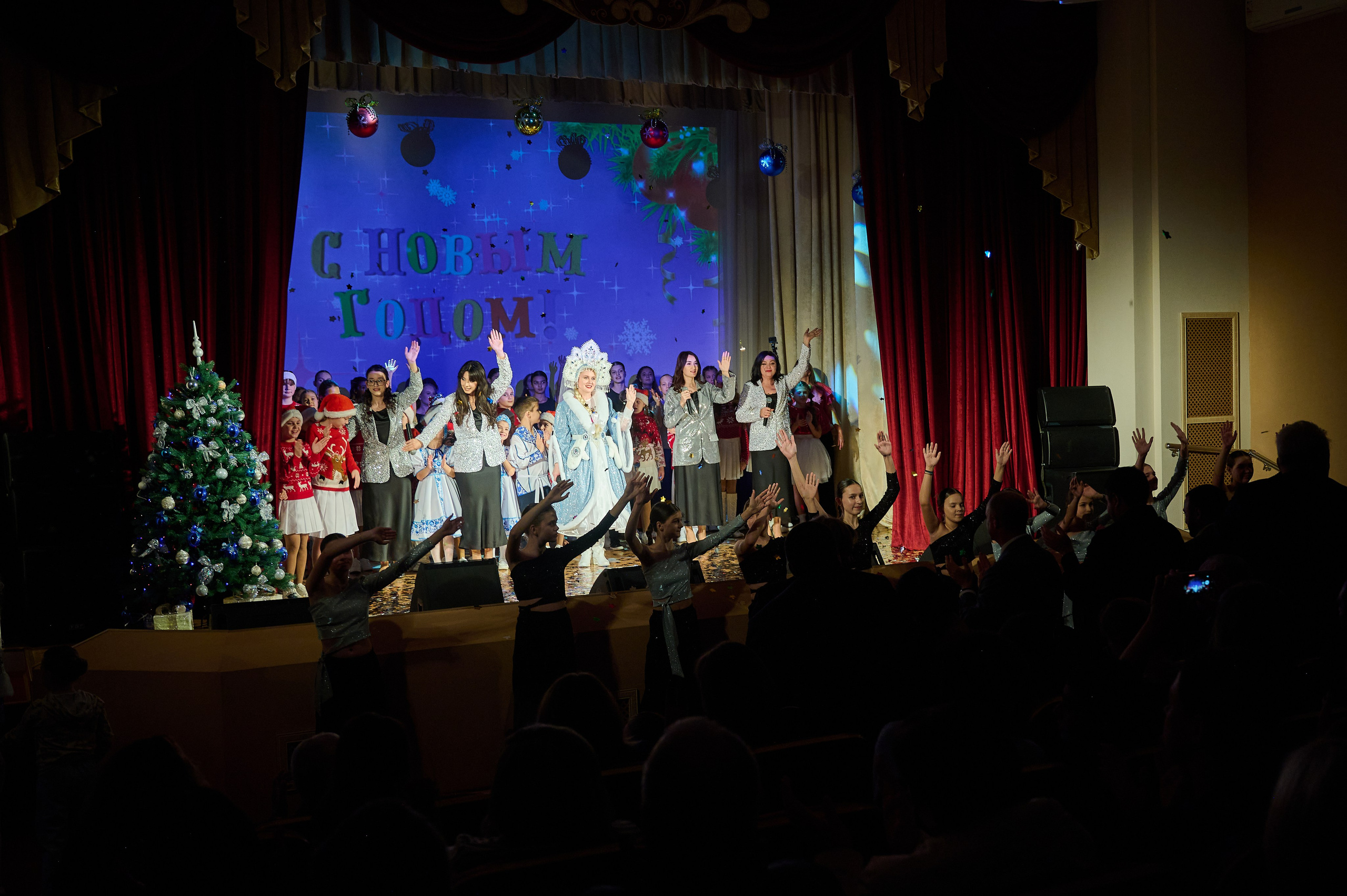 Концерт НГ В ДК. Жизнь курорта Кабардинка в фотографиях