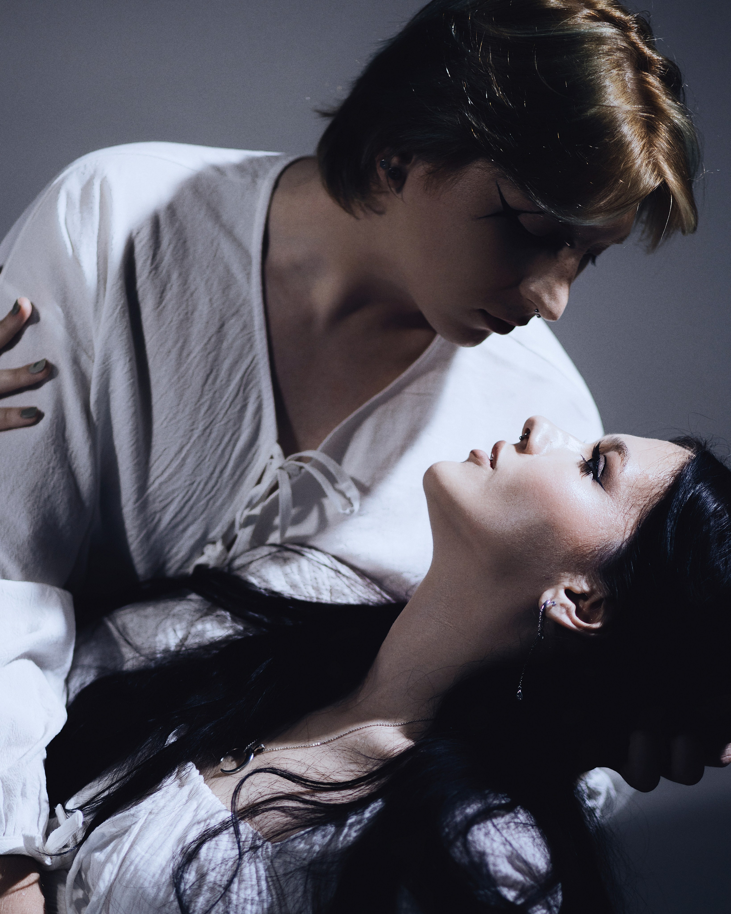 Александра Овечкина, Пенза: кинематографичный портрет пары в белых одеждах, театральное освещение, Noir Romance.