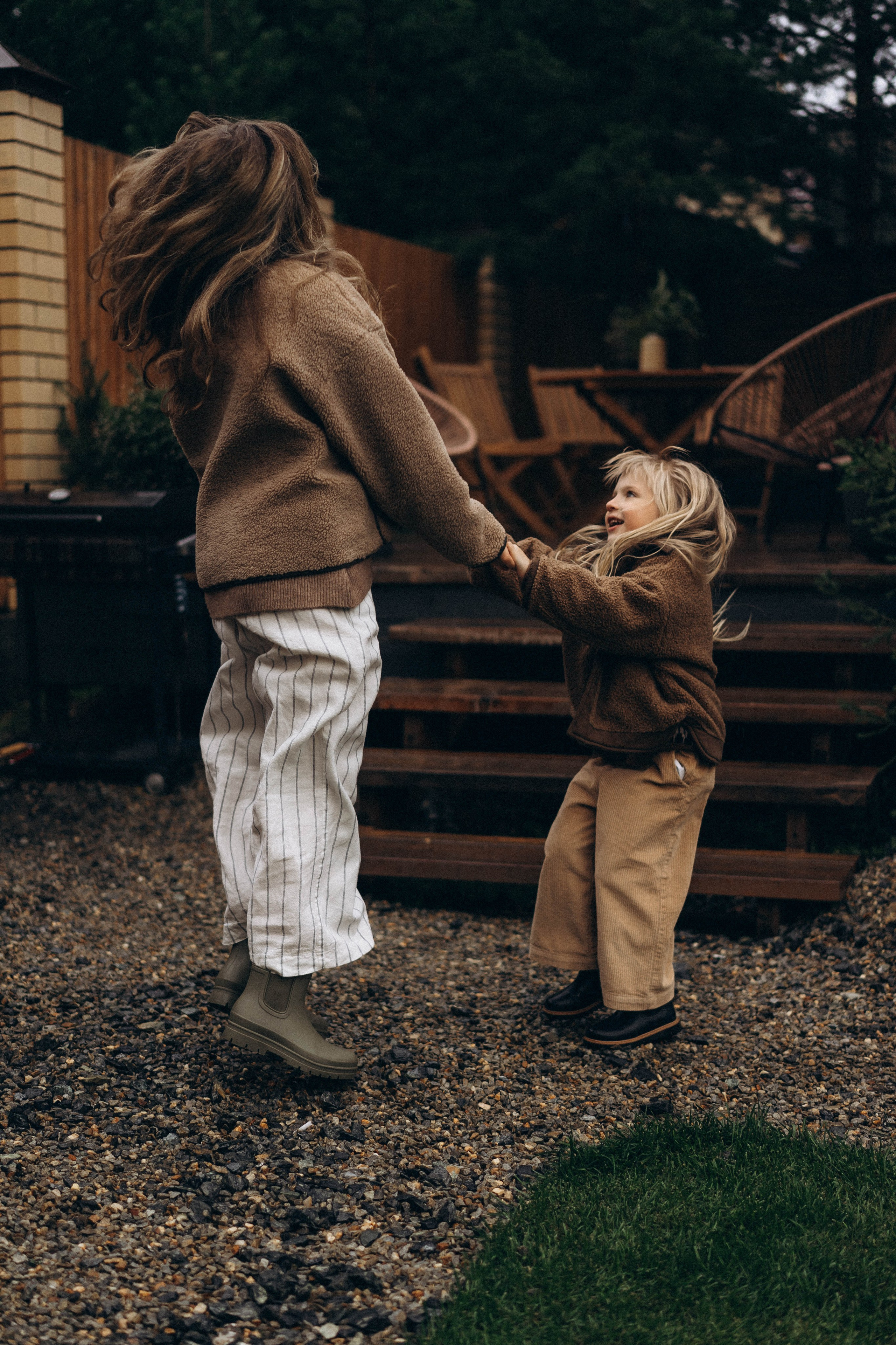 Фотосессия у дома во дворе мама и дочка. Фотограф Екатеринбург Кокшарова Александра