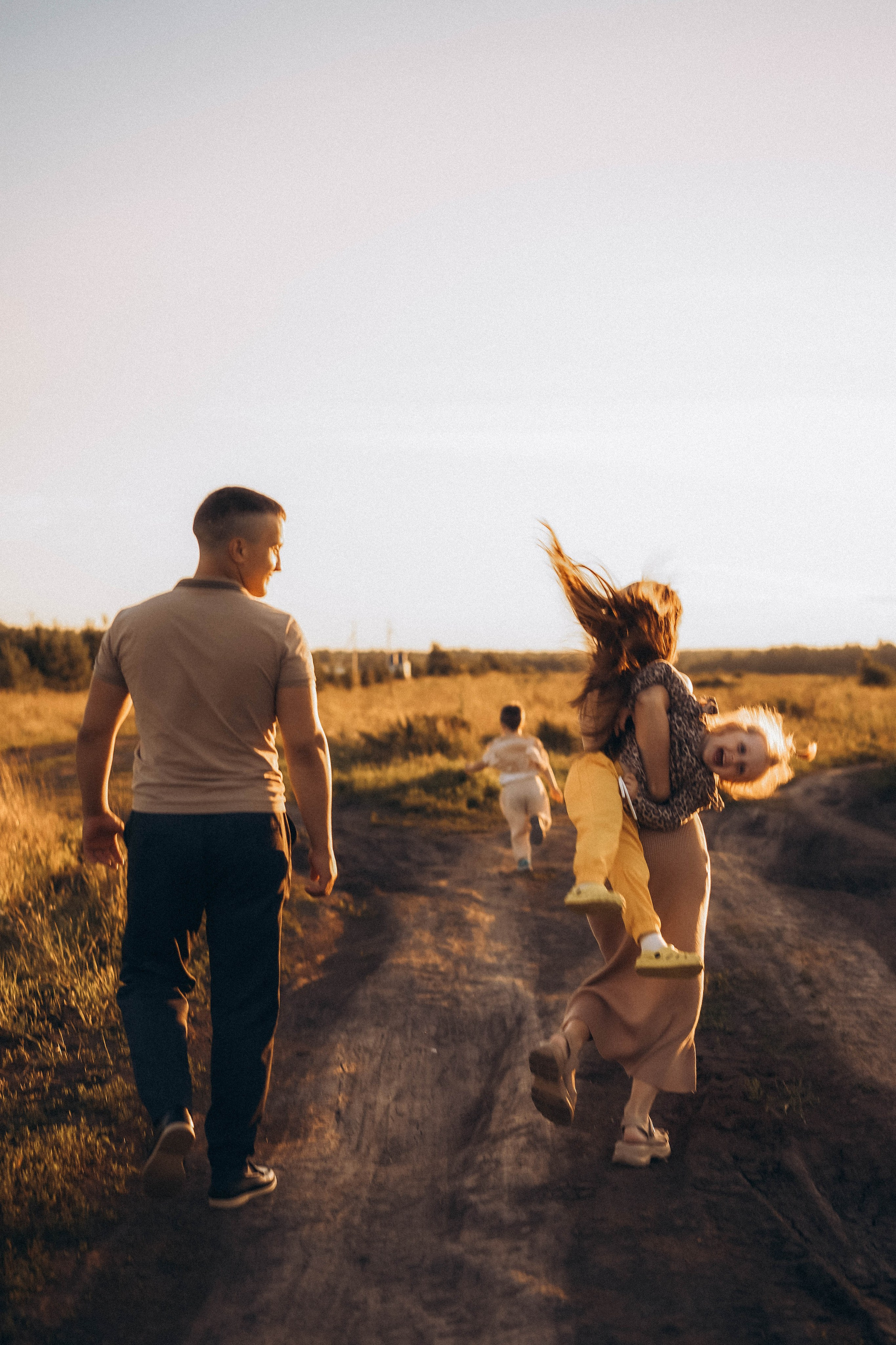 Семейная сьемка в поле на закате. Фотограф Екатеринбург Кокшарова Александра