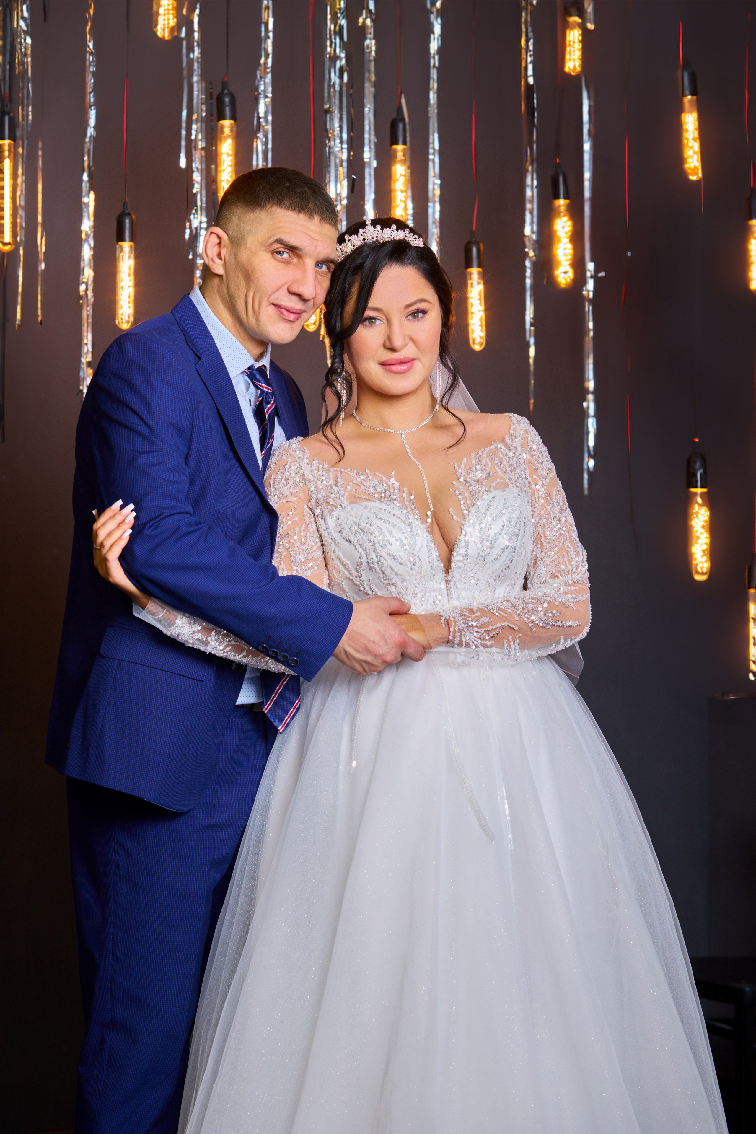 жених с невестой на заднем плане огоньки