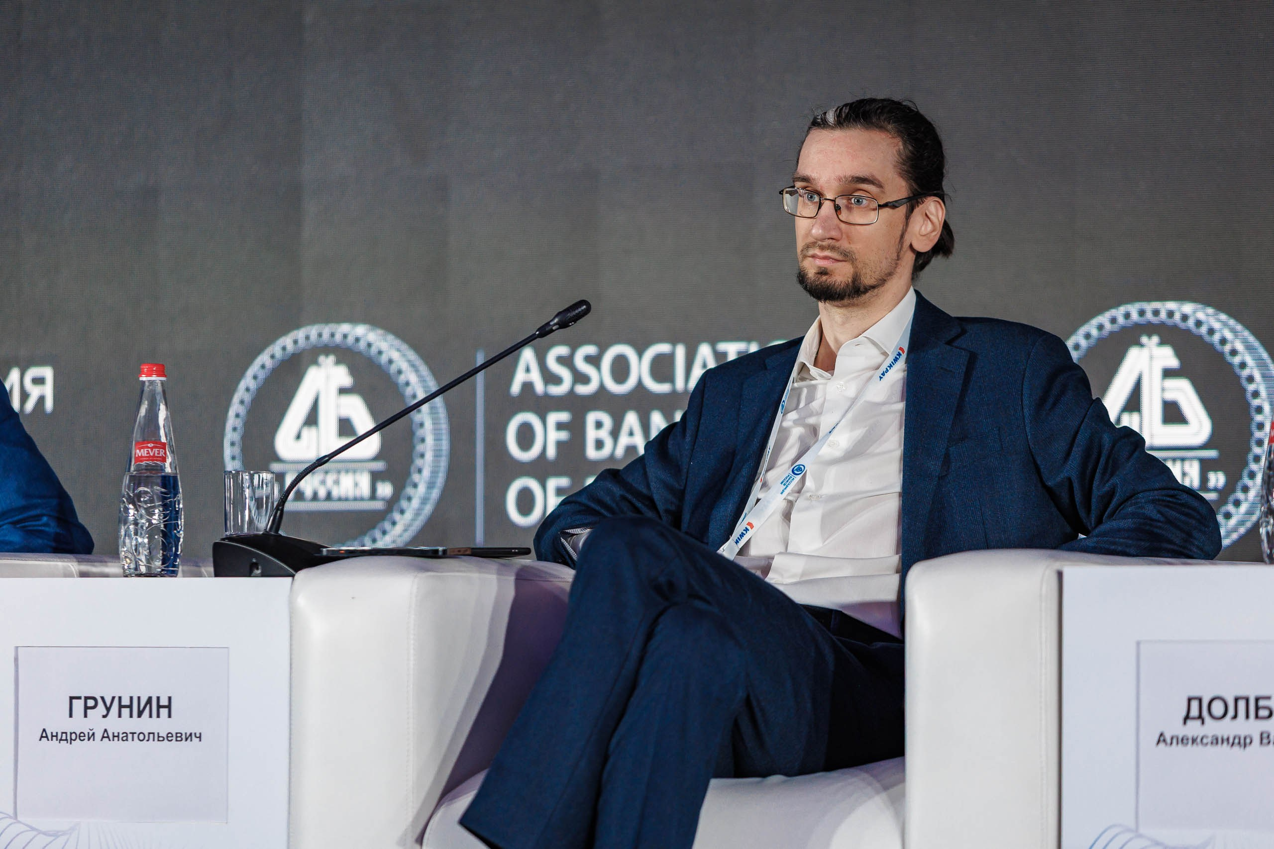 Стенд с раздаточными материалами форума для участников конференции