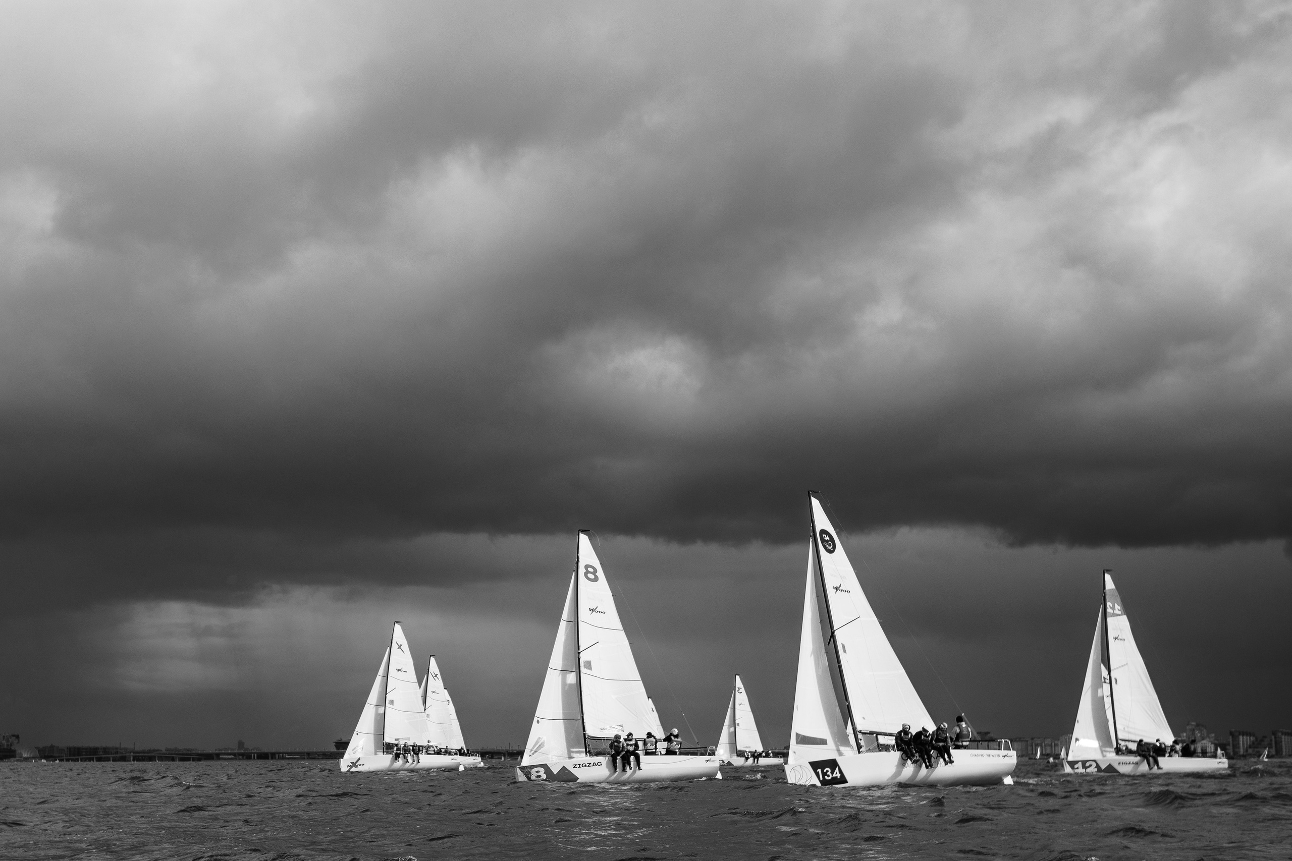 Парусная регата на фоне грозы. Черно-белый пейзаж.