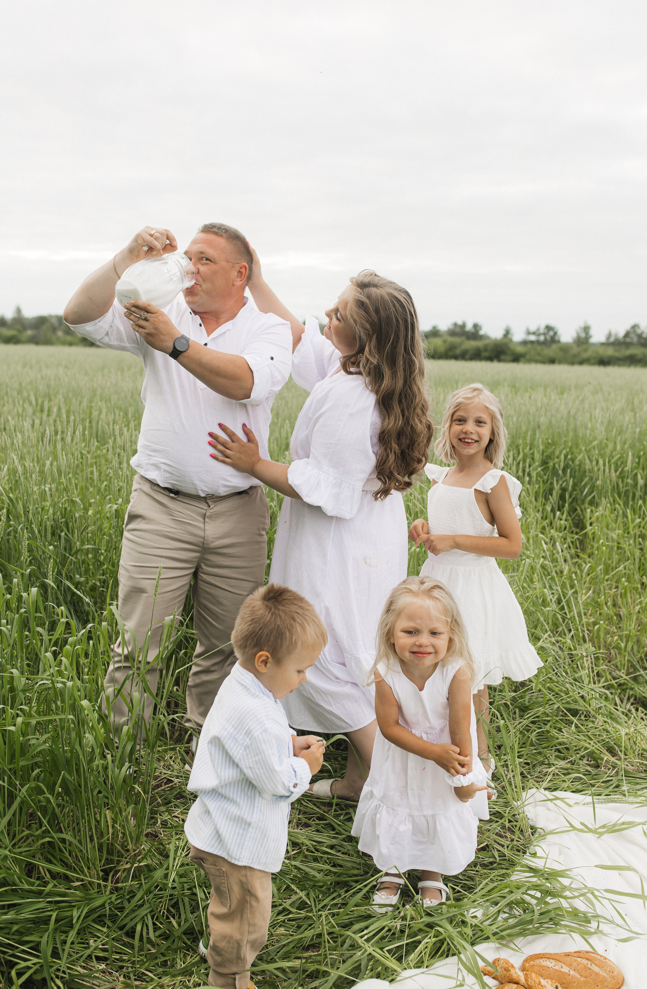 Маша и Миша и их веселая компания (пикник в поле). Семейный и свадебный фотограф в Екатеринбурге Орлова Ирина