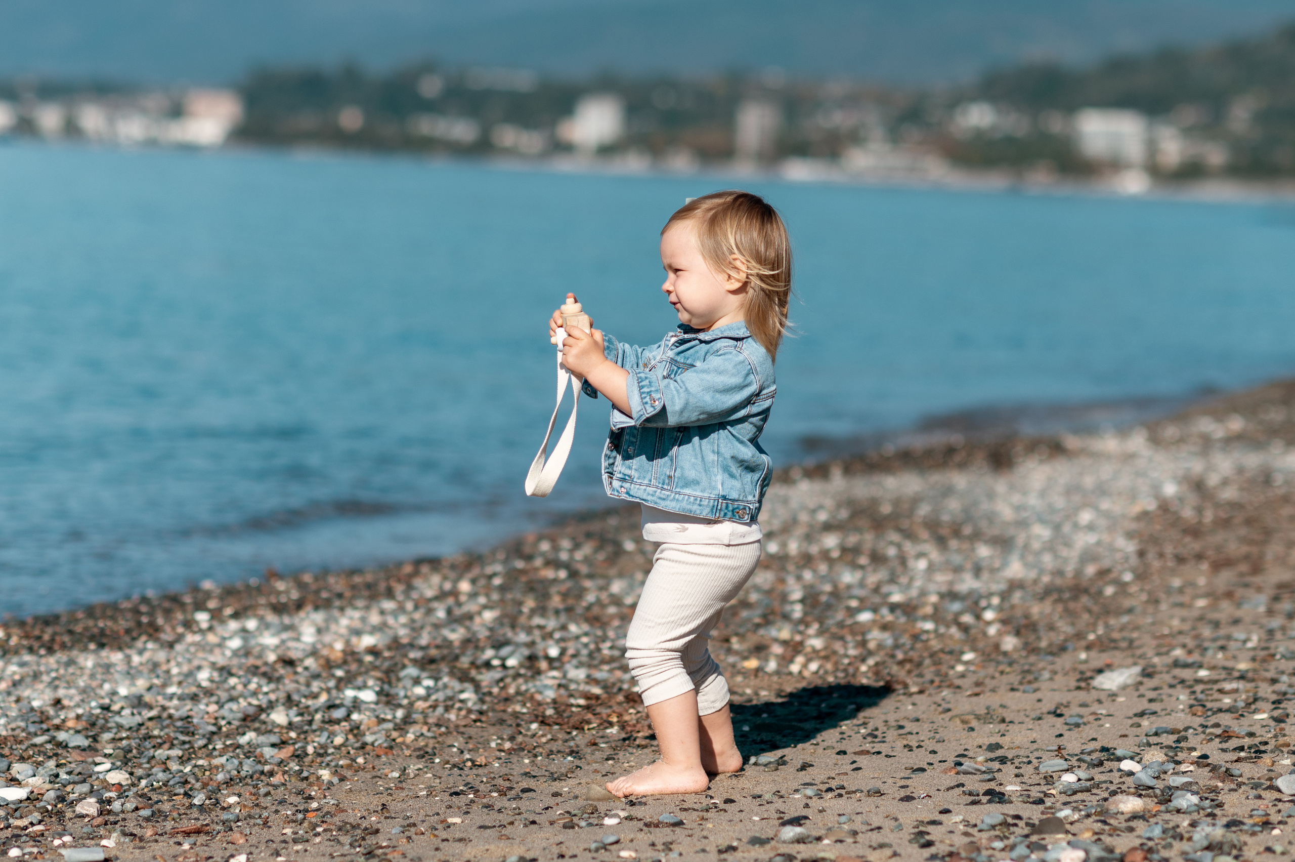 Девочка и море. Детский фотограф Абхазия