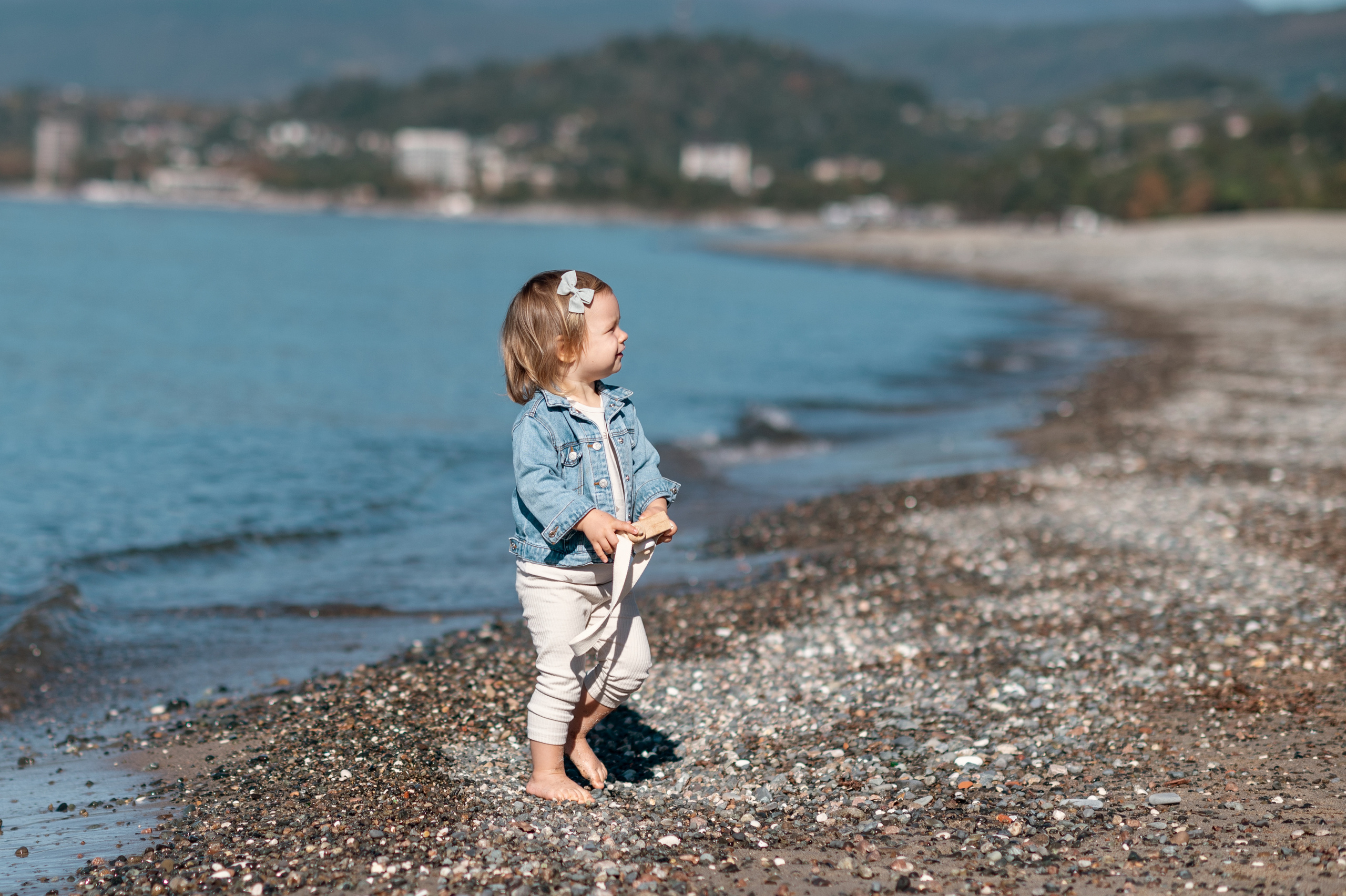 Девочка и море. Детский фотограф Абхазия