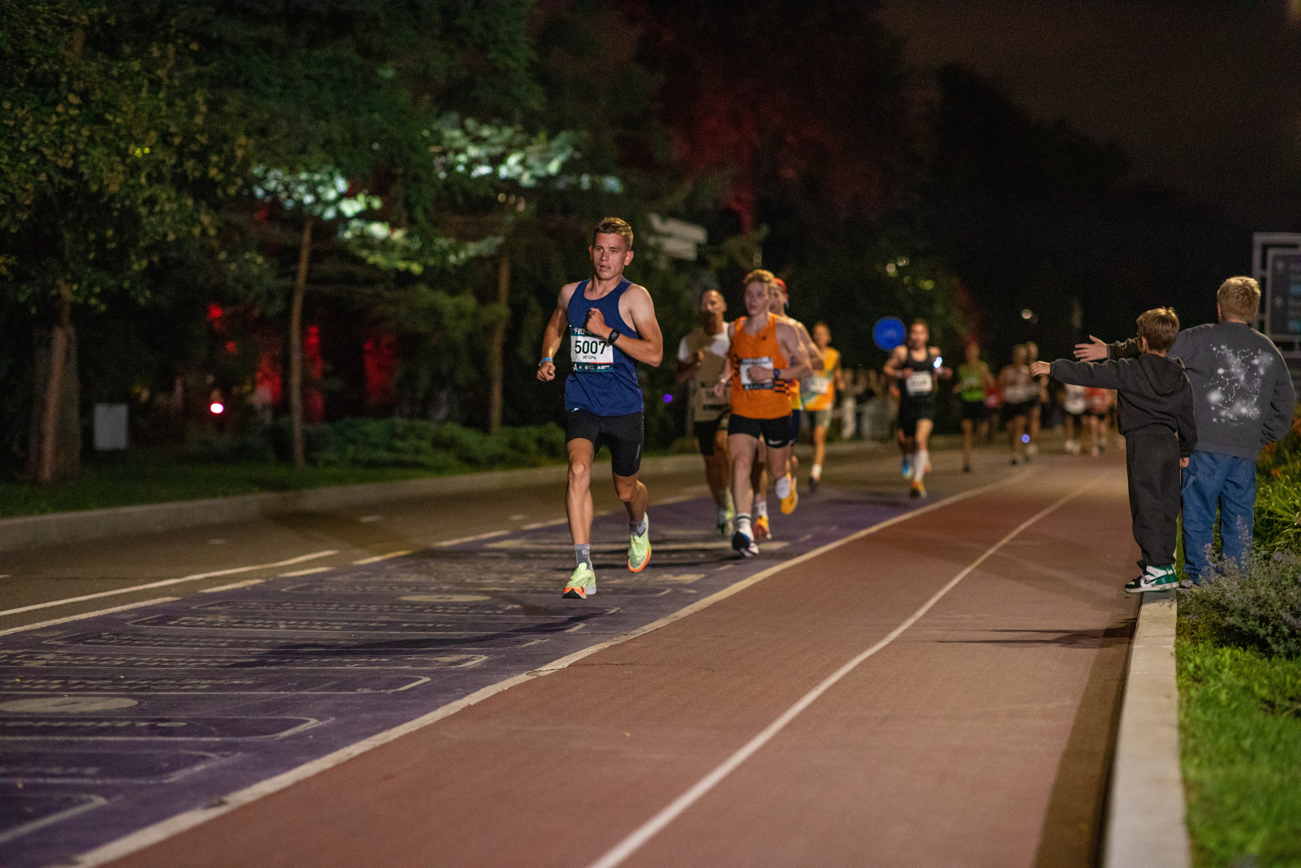 Ночной забег в ленте фотографий бегунов 03.08.24. Фотограф Сергей Ловкий