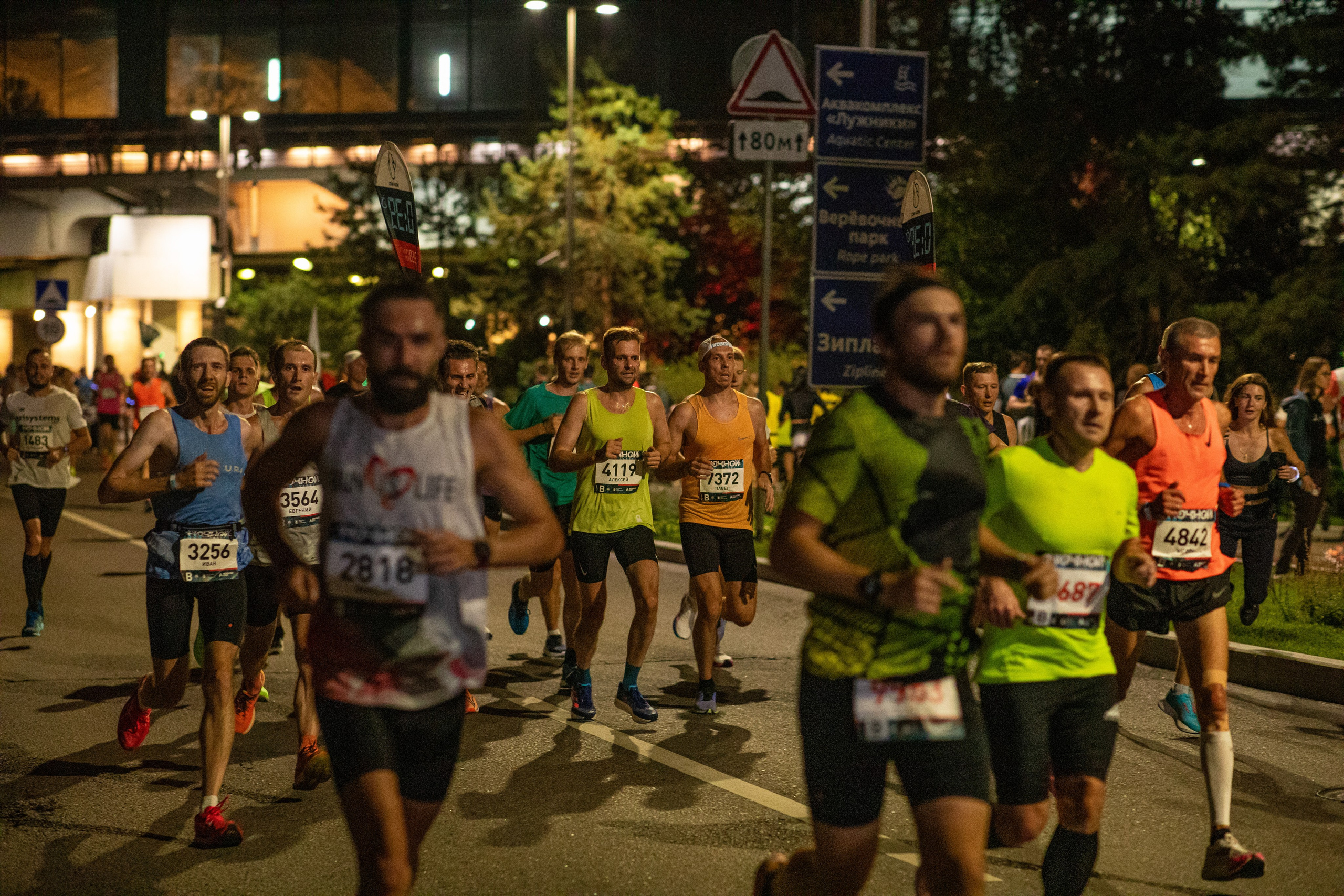 Ночной забег в ленте фотографий бегунов 03.08.24. Фотограф Сергей Ловкий