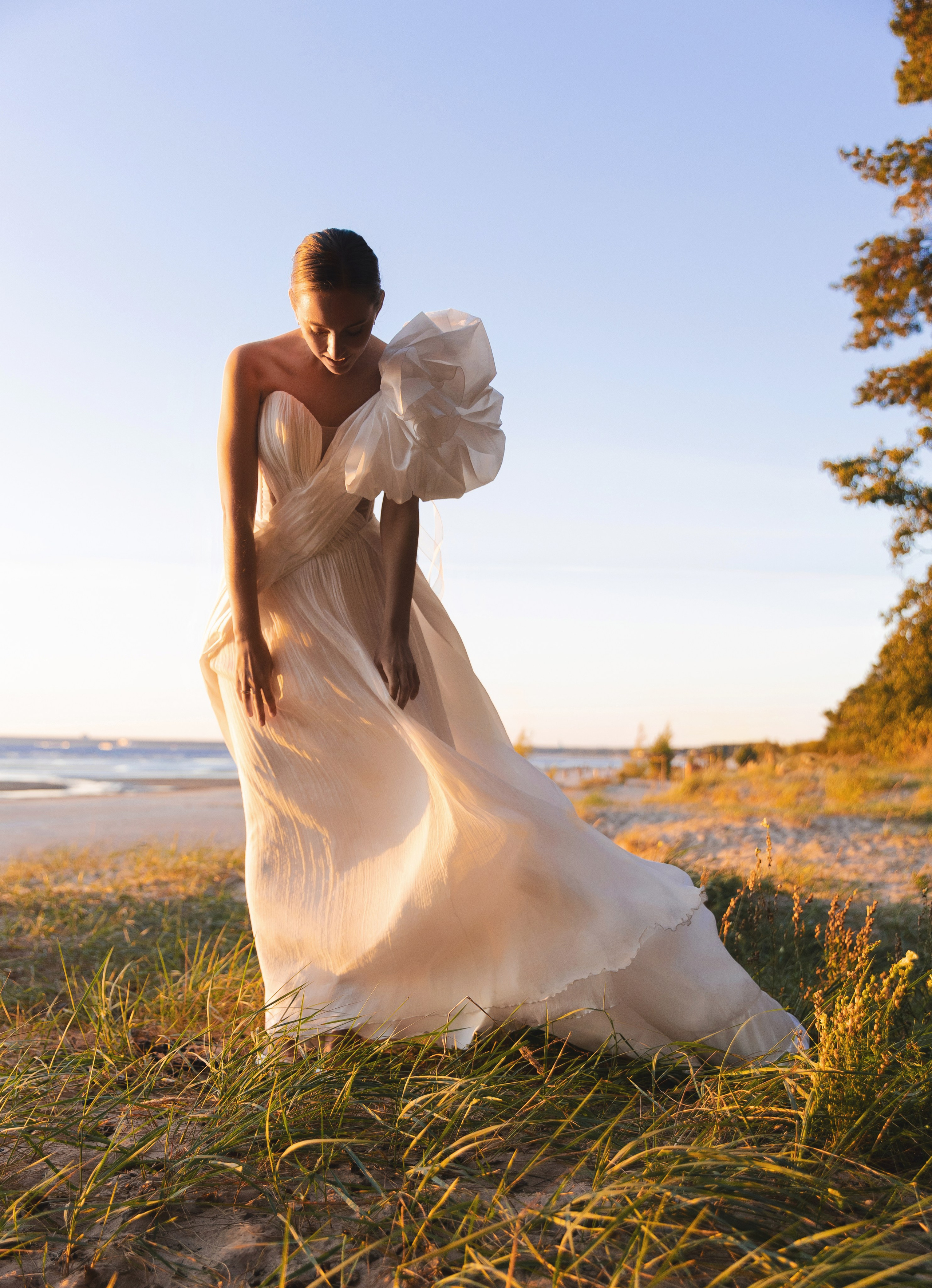 В ЛУЧАХ ЗАКАТА НА БЕРЕГУ МОРСКОМ