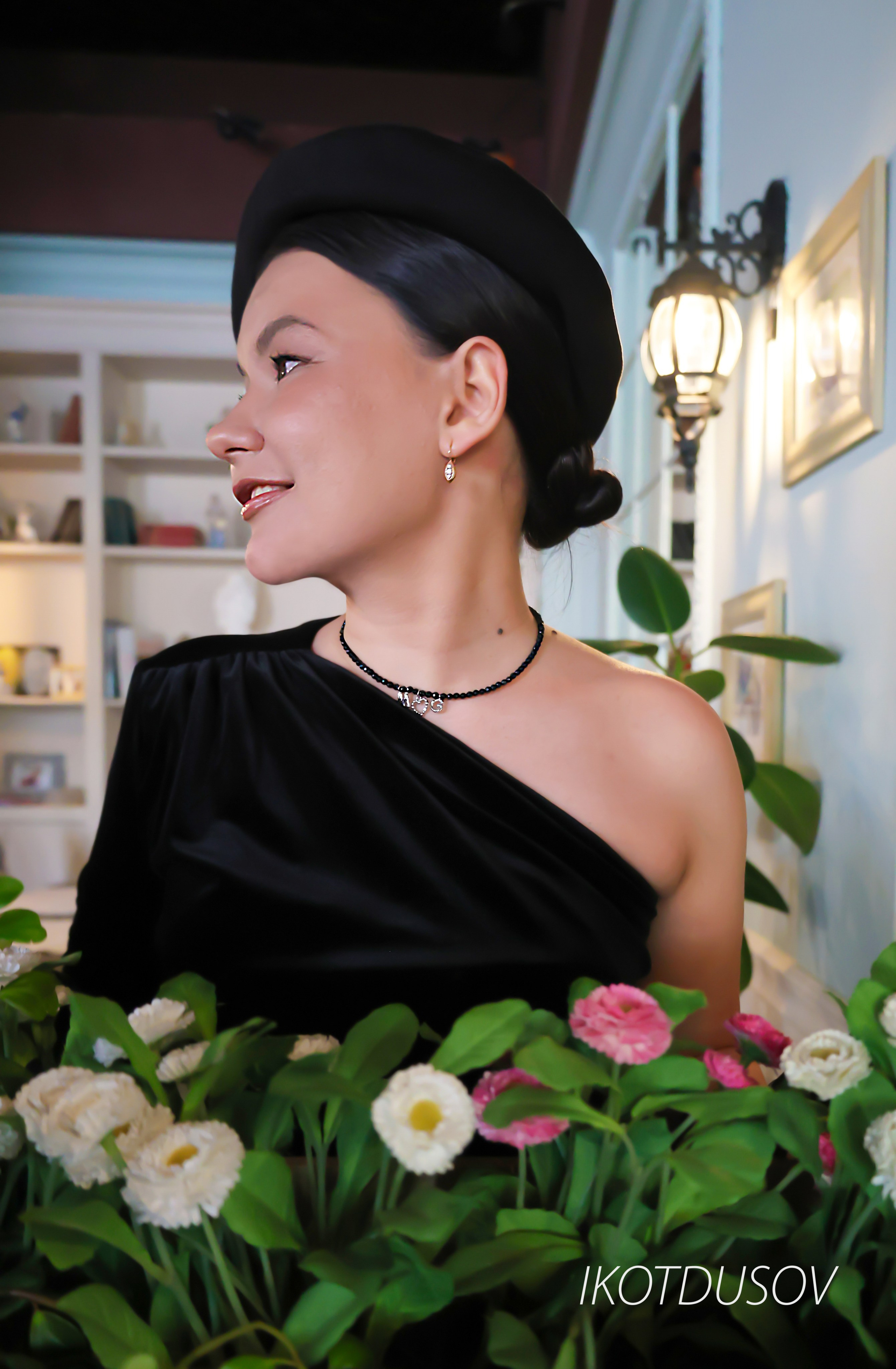 Фотограф Илнар Котдусов - портрет девушки в элегантной французской одежде.