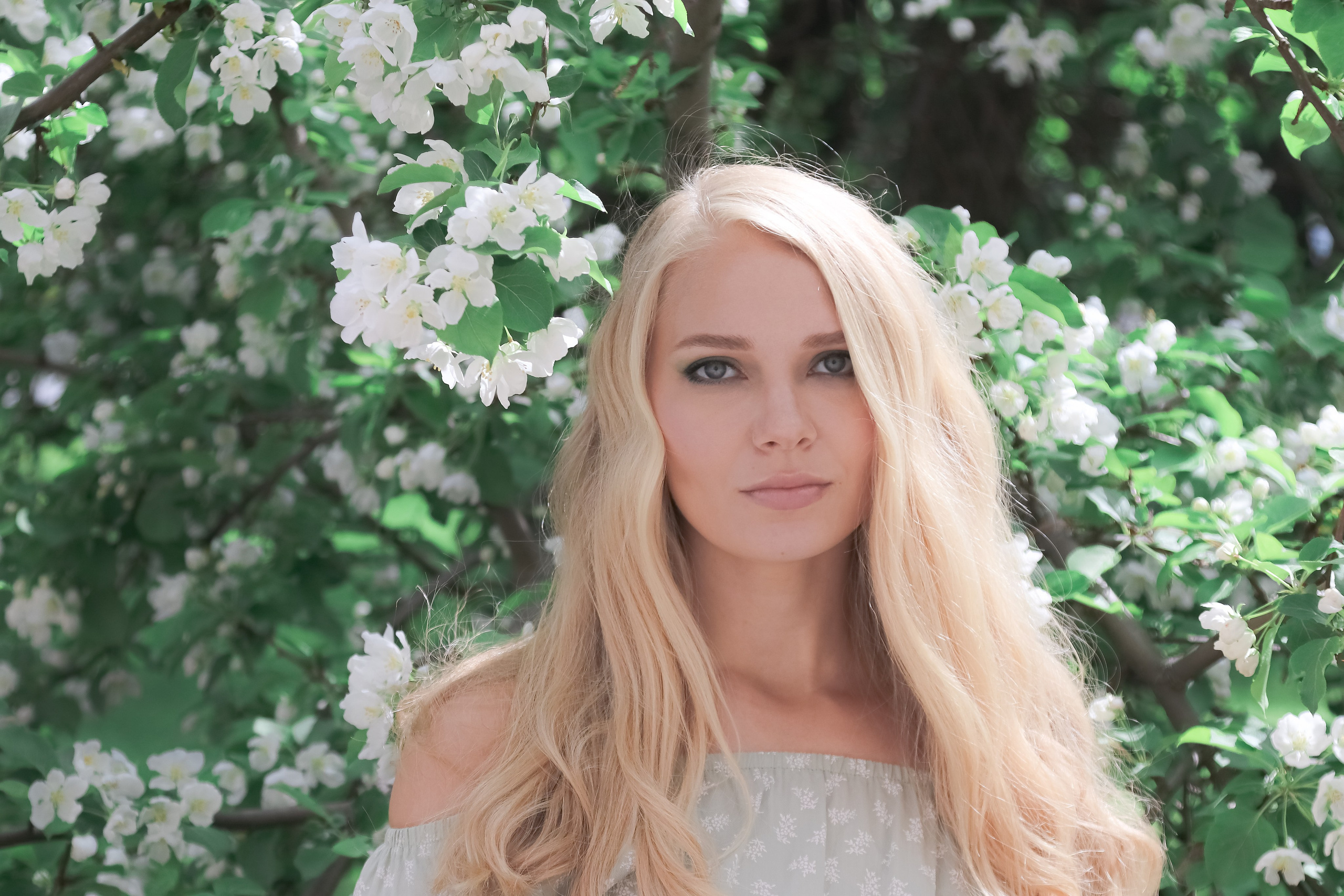 Любовь и цветущая яблоня. Портретный и пейзажный фотограф Никита Павлов