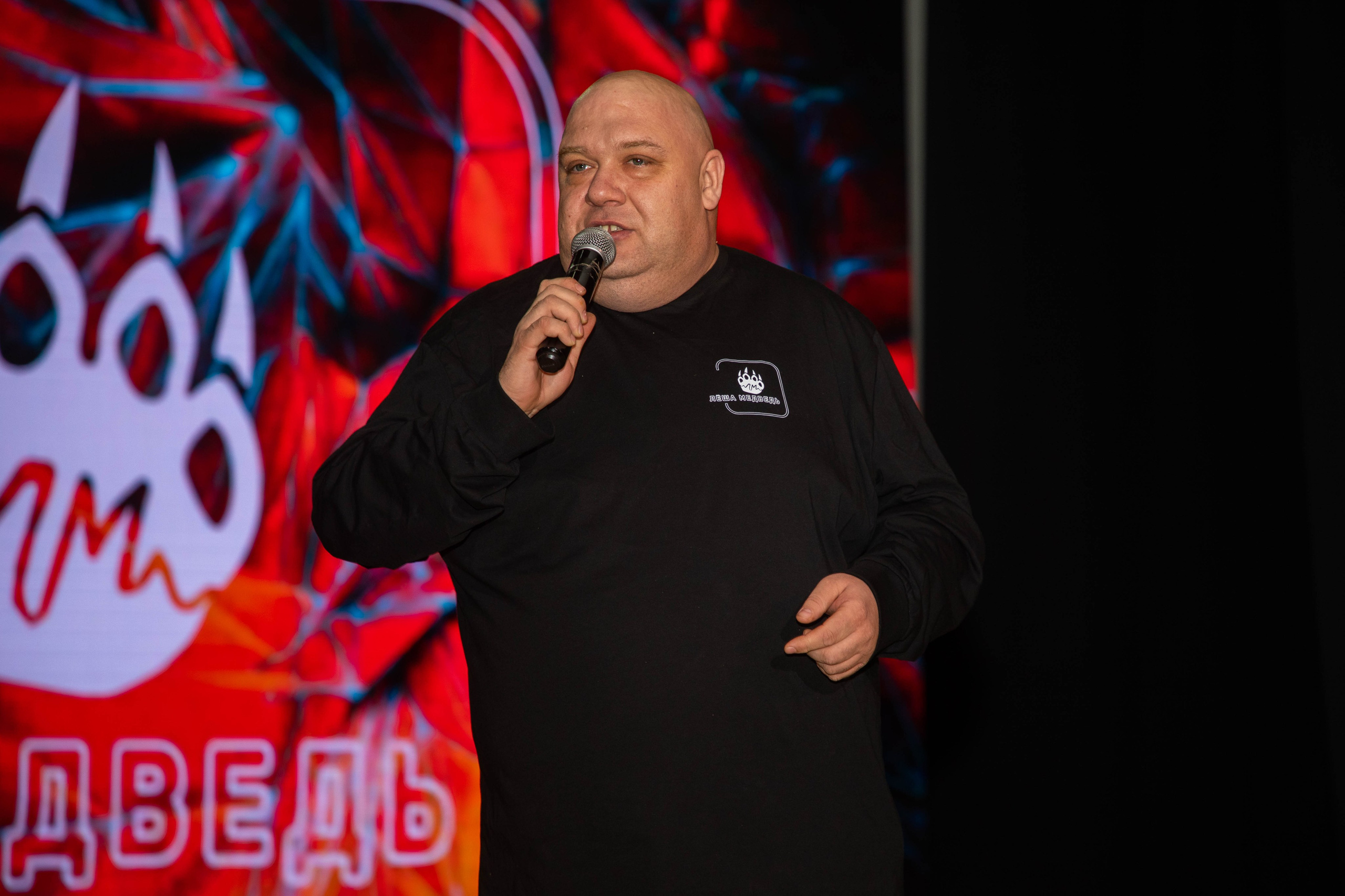 alt="Эмоциональное выступление певца Лёши Медведя"