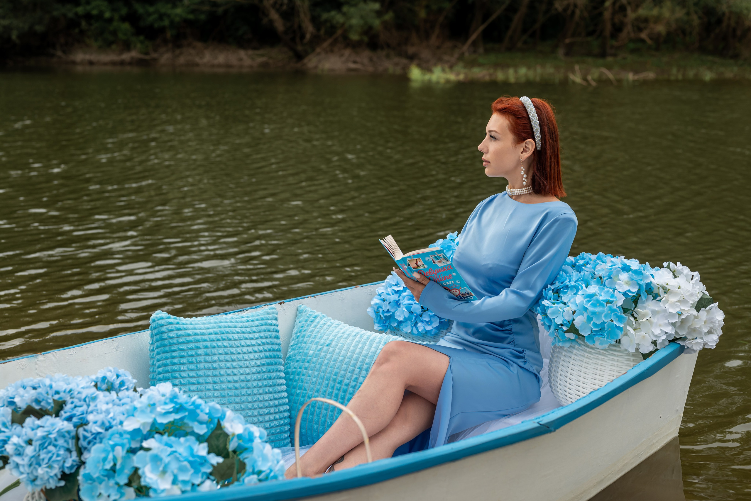 Фотопроект на лодке с голубыми гортензиями. Фотограф в городе Салават