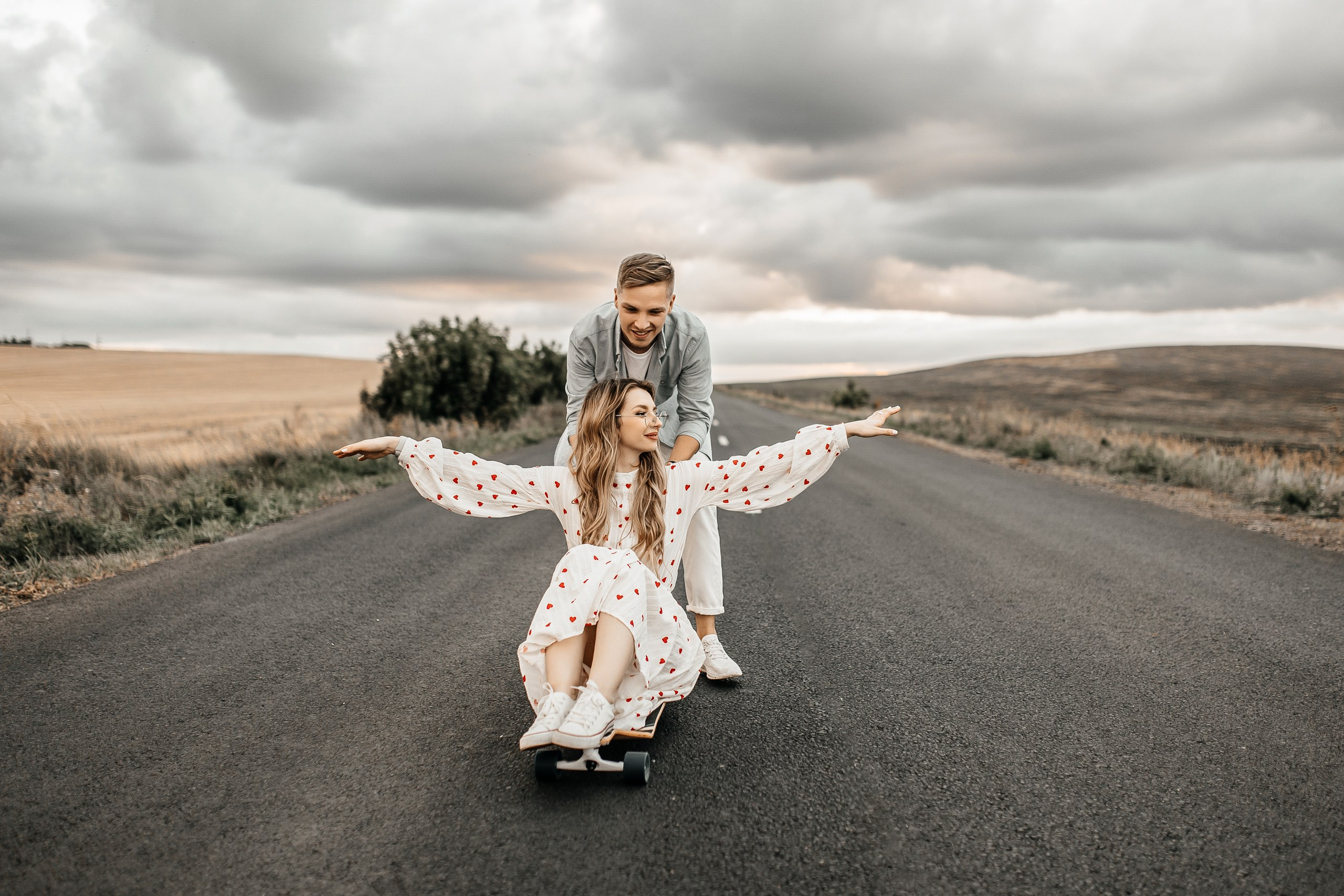 Здравствуйте! Я&nbsp;свадебный фотограф из&nbsp;Ульяновска, работаю в&nbsp;том числе по&nbsp;всей России и&nbsp;с&nbsp;выездом за&nbsp;границу. Снимаю свадьбы, lovestory, корпоративы, светский репортаж. Провожу обучение по&nbsp;фотографии, мастер-классы и&nbsp;воркшопы для других фотографов.