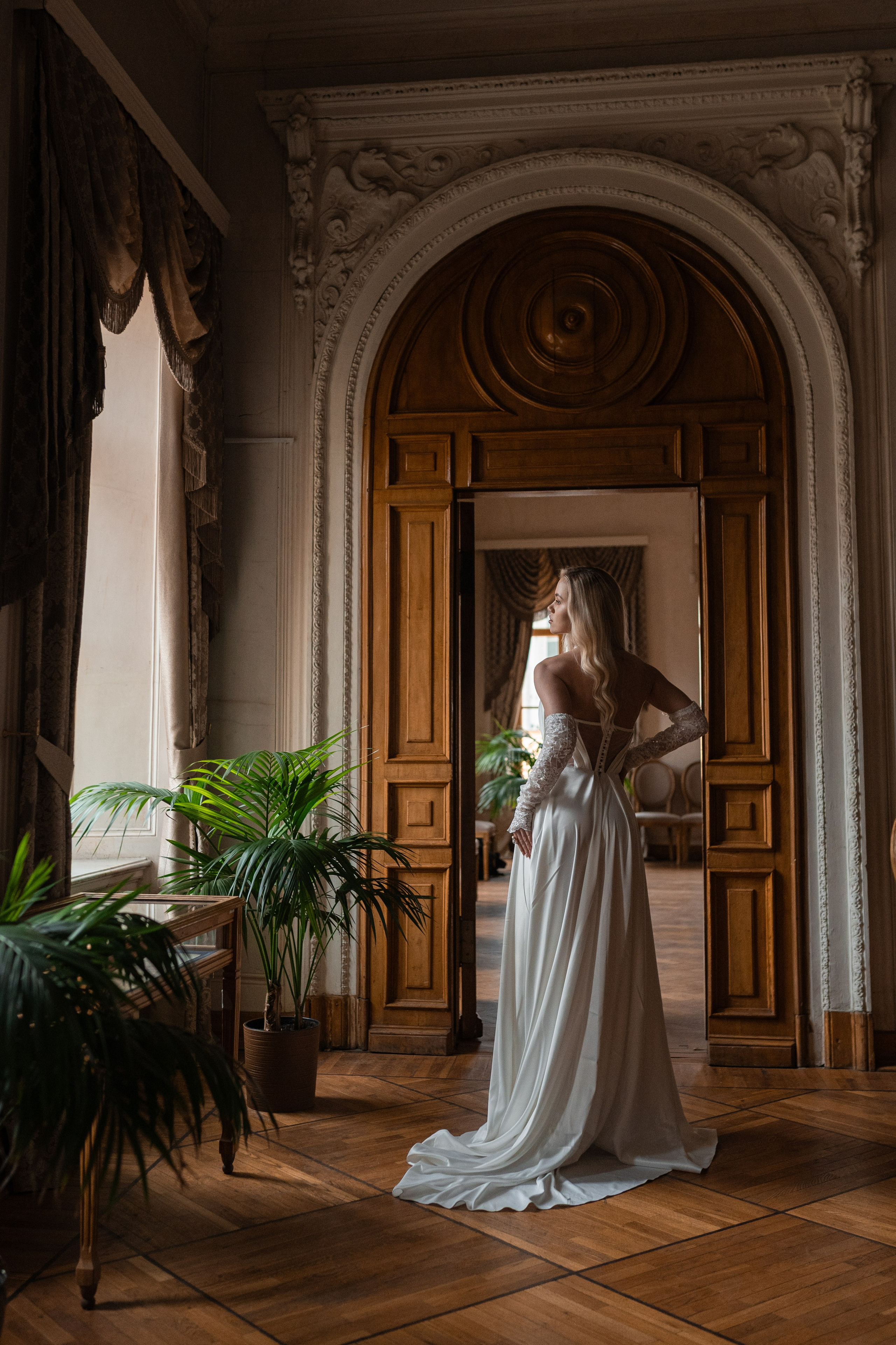 Свадебная фотосессия в Пушкинской библиотеке. Свадебный фотограф в Москве Анна Полушина