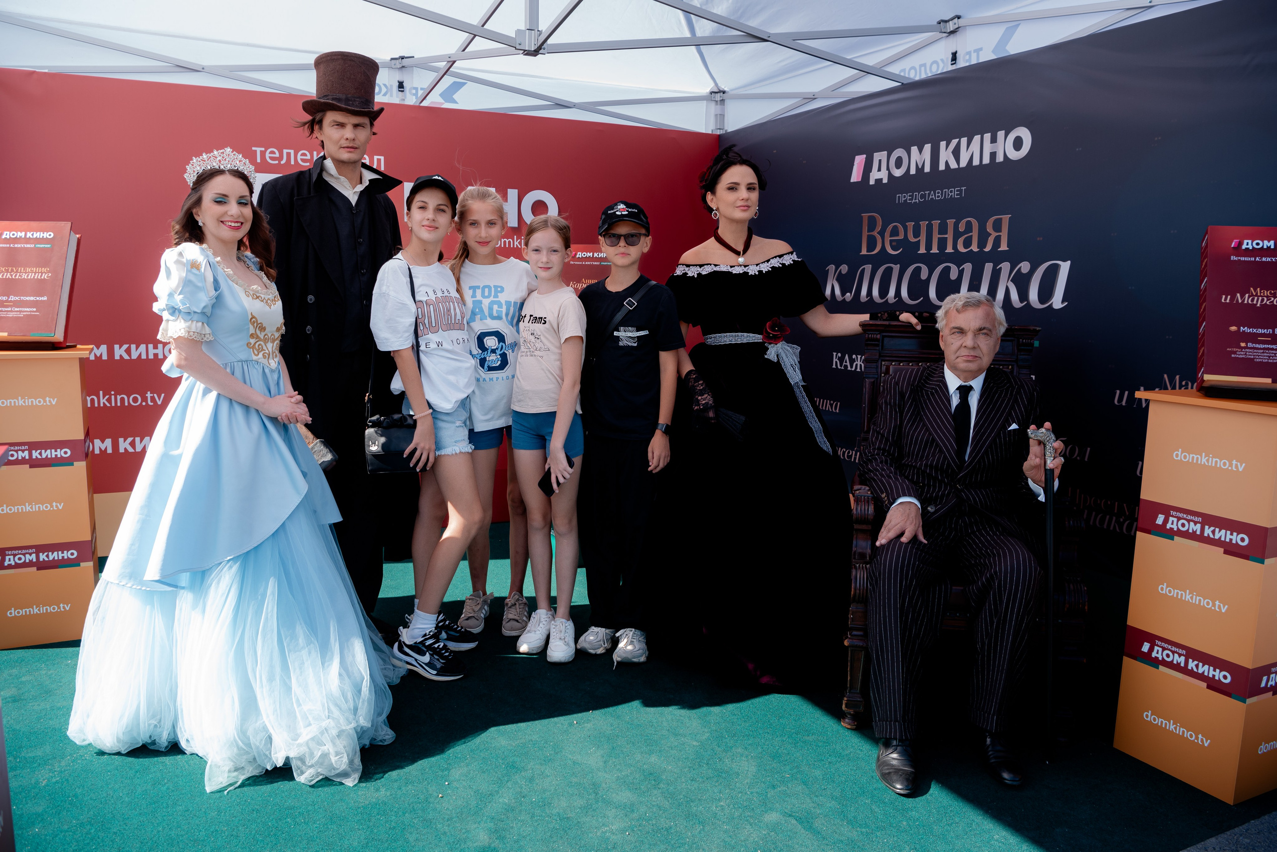 Портретные фото с артистами в палатке Триколор Дом Кинов на день города Волгоград. Фотограф в Волгограде и Волжском Александр Горбань