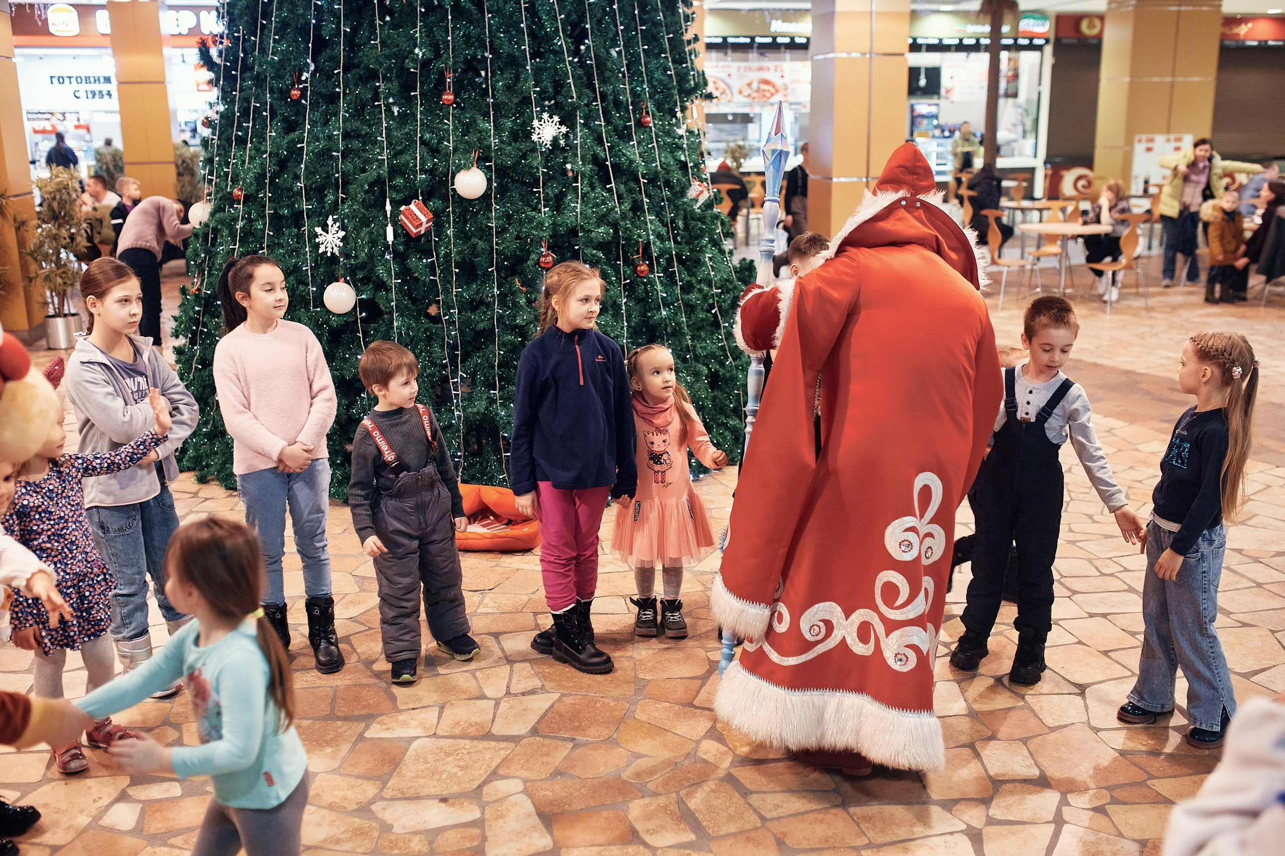 Детский новогодний праздник в ТЦ Июнь. Семейный и репортажной фотограф в Красноярске и Москве Виктор Бабинцев