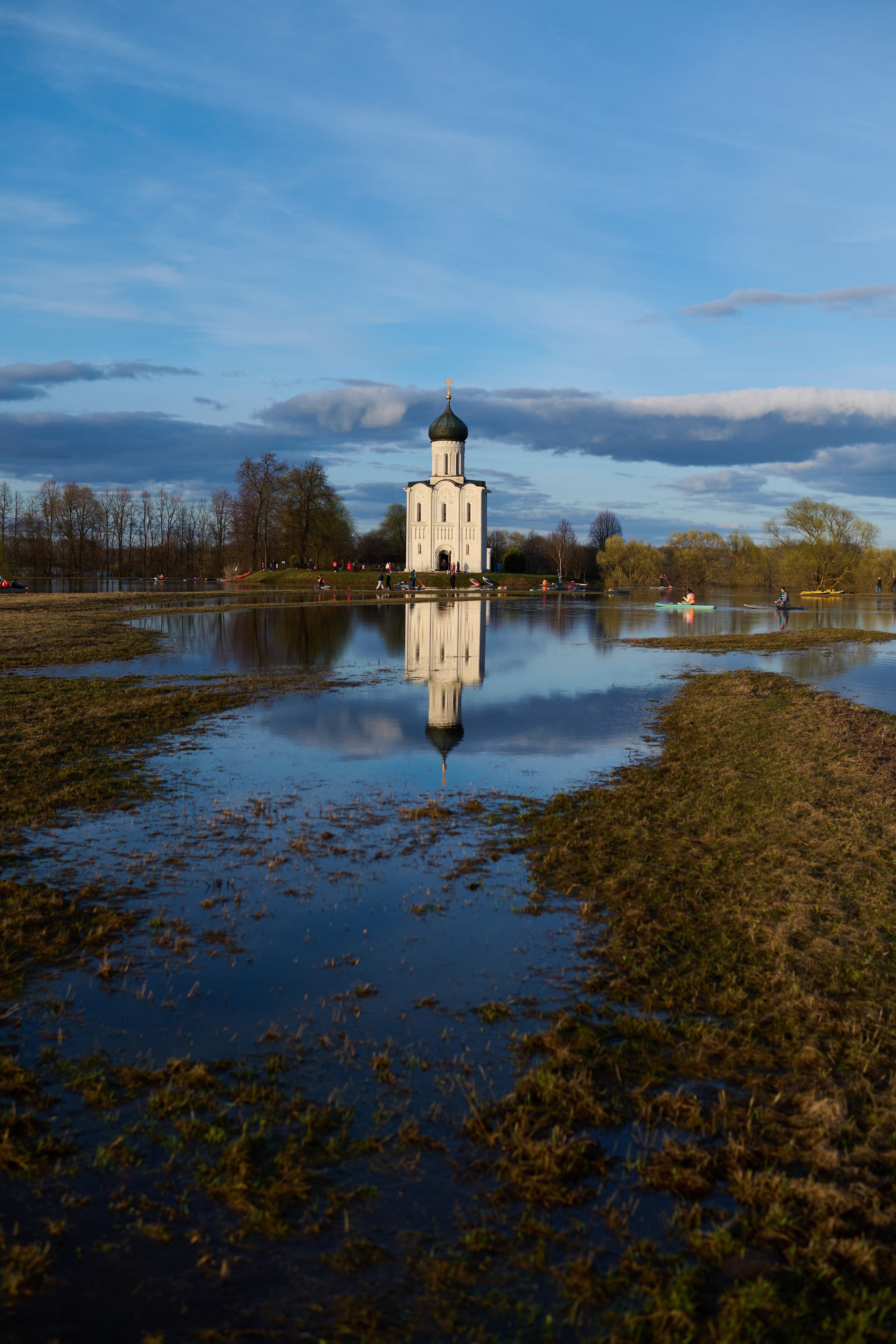 Владимир Покрова на Нерли, апрель. Главная