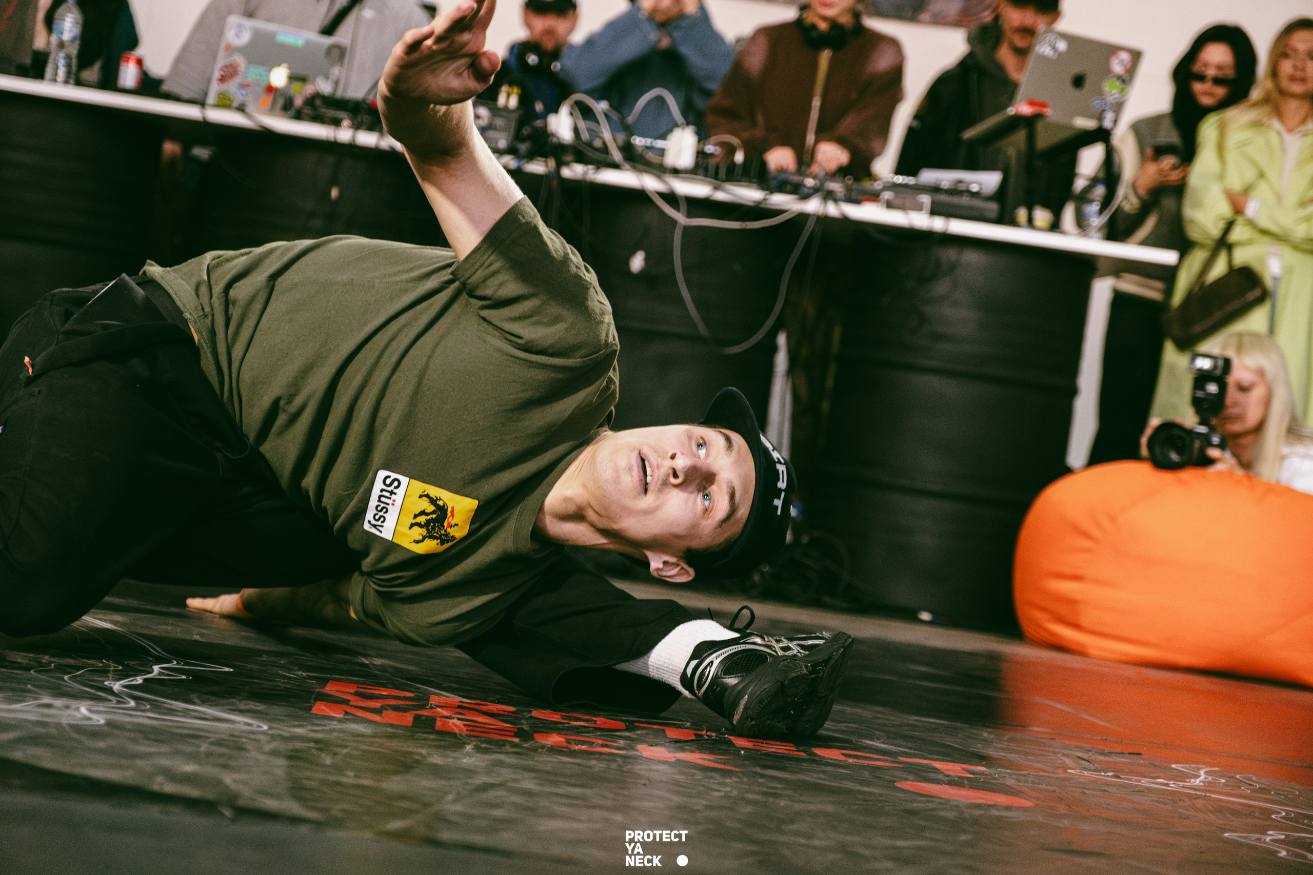 PROTECT YA NECK 22/03 (@youlovebu). Соня бу тебя сфоткала